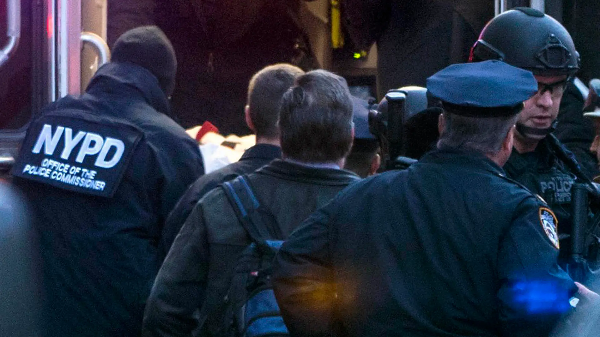 Beamte heben am 11.12.2017 den Verdächtigen auf einer Trage in einen Krankenwagen an der Eighth Avenue zwischen der 42. und der 43. Straße in New York, USA, nachdem es dort zu einer Explosion gekommen war. Der 27 Jahre alter Mann soll versucht haben, sich mit Hilfe einer vermutlich selbstgebauten Bombe in die Luft zu sprengen. Der Mann erlitt bei der Explosion Brand- und Schnittverletzungen an Händen und Oberkörper und wurde festgenommen, teilte die Polizei mit. (zu dpa «Explosion am Times Square: Anschlagsversuch erschreckt New York» vom 11.12.2017) Foto: Craig Ruttle/Newsday/AP/dpa +++(c) dpa - Bildfunk+++