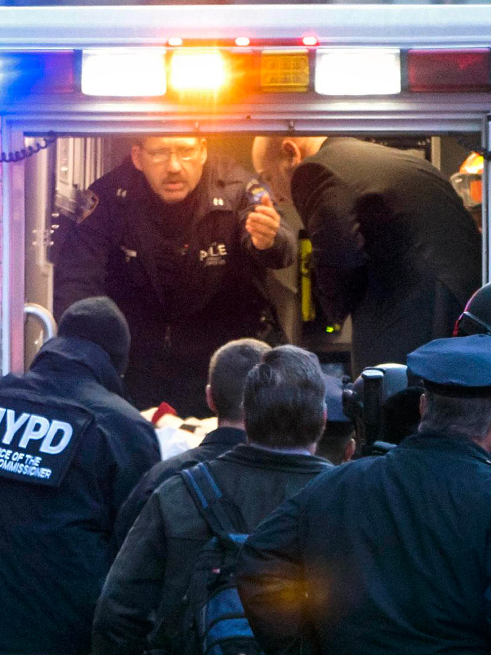 Beamte heben am 11.12.2017 den Verdächtigen auf einer Trage in einen Krankenwagen an der Eighth Avenue zwischen der 42. und der 43. Straße in New York, USA, nachdem es dort zu einer Explosion gekommen war. Der 27 Jahre alter Mann soll versucht haben, sich mit Hilfe einer vermutlich selbstgebauten Bombe in die Luft zu sprengen. Der Mann erlitt bei der Explosion Brand- und Schnittverletzungen an Händen und Oberkörper und wurde festgenommen, teilte die Polizei mit. (zu dpa «Explosion am Times Square: Anschlagsversuch erschreckt New York» vom 11.12.2017) Foto: Craig Ruttle/Newsday/AP/dpa +++(c) dpa - Bildfunk+++