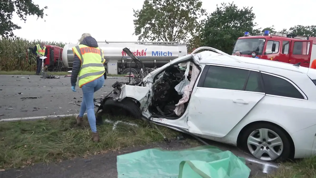14.10.2021, Niedersachsen, Diepholz: Einsatzkräfte der Polizei und Feuerwehr arbeiten an der Unfallstelle. Beim Frontalzusammenstoß eines Milchlasters mit einem Pkw sind auf der Bundesstraße 214 zwei Mitglieder einer Familie ums Leben gekommen. Foto: Thomas Lindemann/TNN/dpa +++ dpa-Bildfunk +++