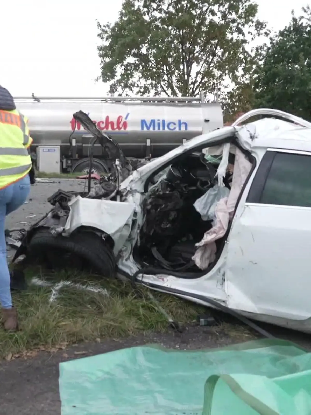 14.10.2021, Niedersachsen, Diepholz: Einsatzkräfte der Polizei und Feuerwehr arbeiten an der Unfallstelle. Beim Frontalzusammenstoß eines Milchlasters mit einem Pkw sind auf der Bundesstraße 214 zwei Mitglieder einer Familie ums Leben gekommen. Foto: Thomas Lindemann/TNN/dpa +++ dpa-Bildfunk +++