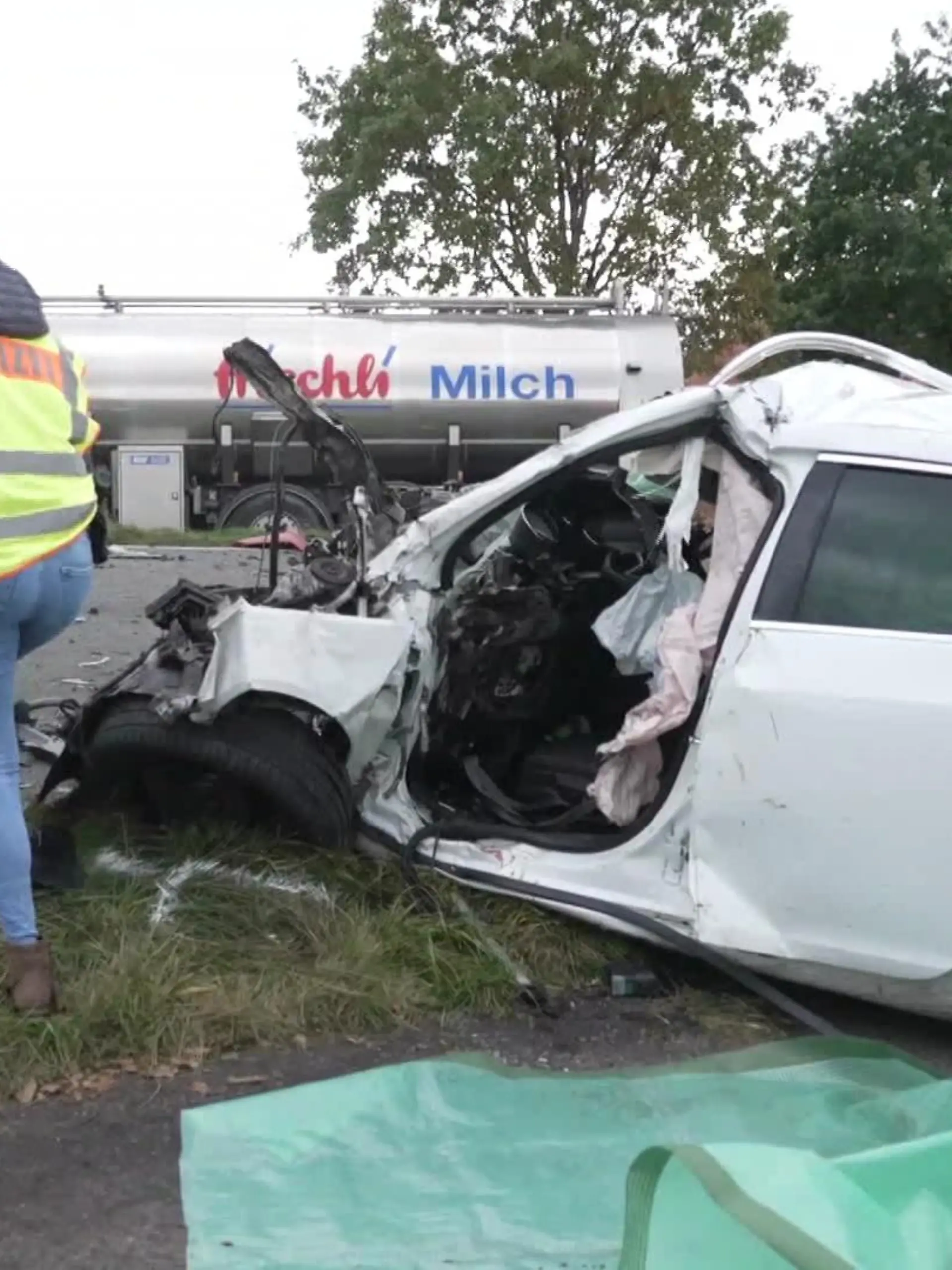 14.10.2021, Niedersachsen, Diepholz: Einsatzkräfte der Polizei und Feuerwehr arbeiten an der Unfallstelle. Beim Frontalzusammenstoß eines Milchlasters mit einem Pkw sind auf der Bundesstraße 214 zwei Mitglieder einer Familie ums Leben gekommen. Foto: Thomas Lindemann/TNN/dpa +++ dpa-Bildfunk +++