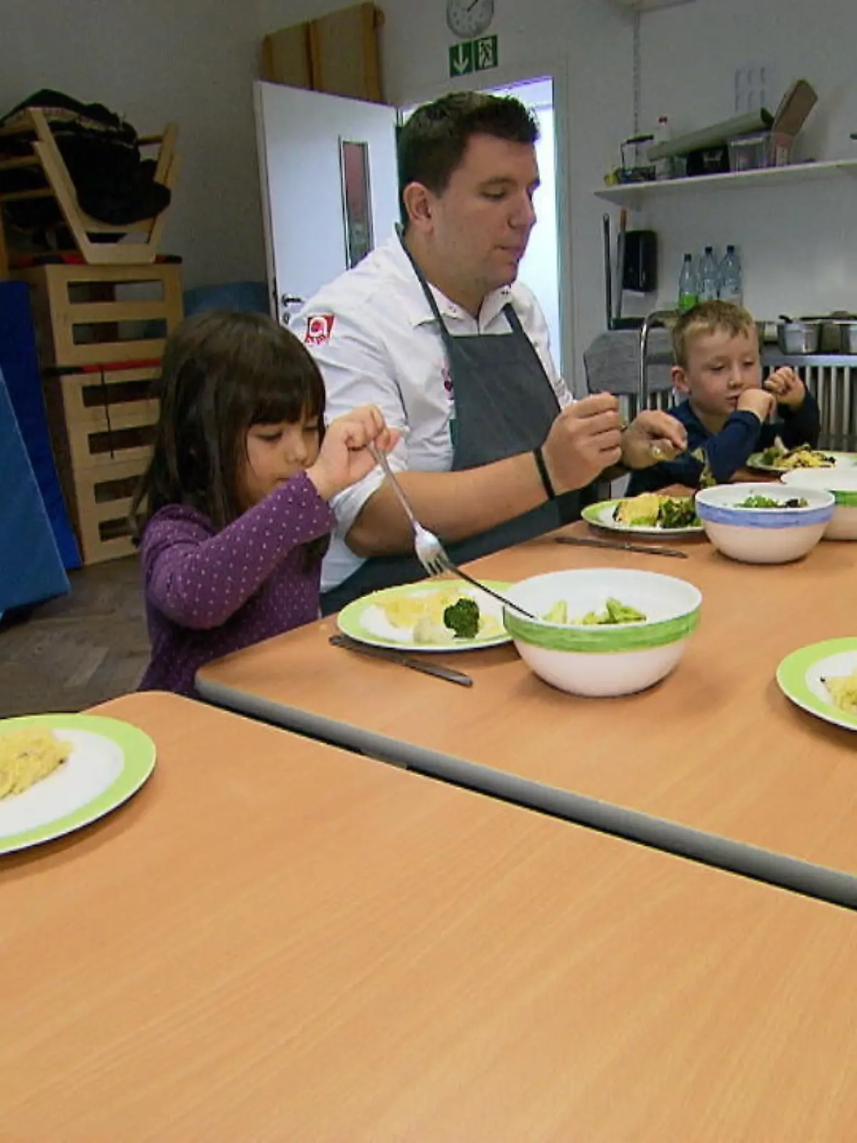 Bild zu: "Spitzenkoch kocht für Kinder"