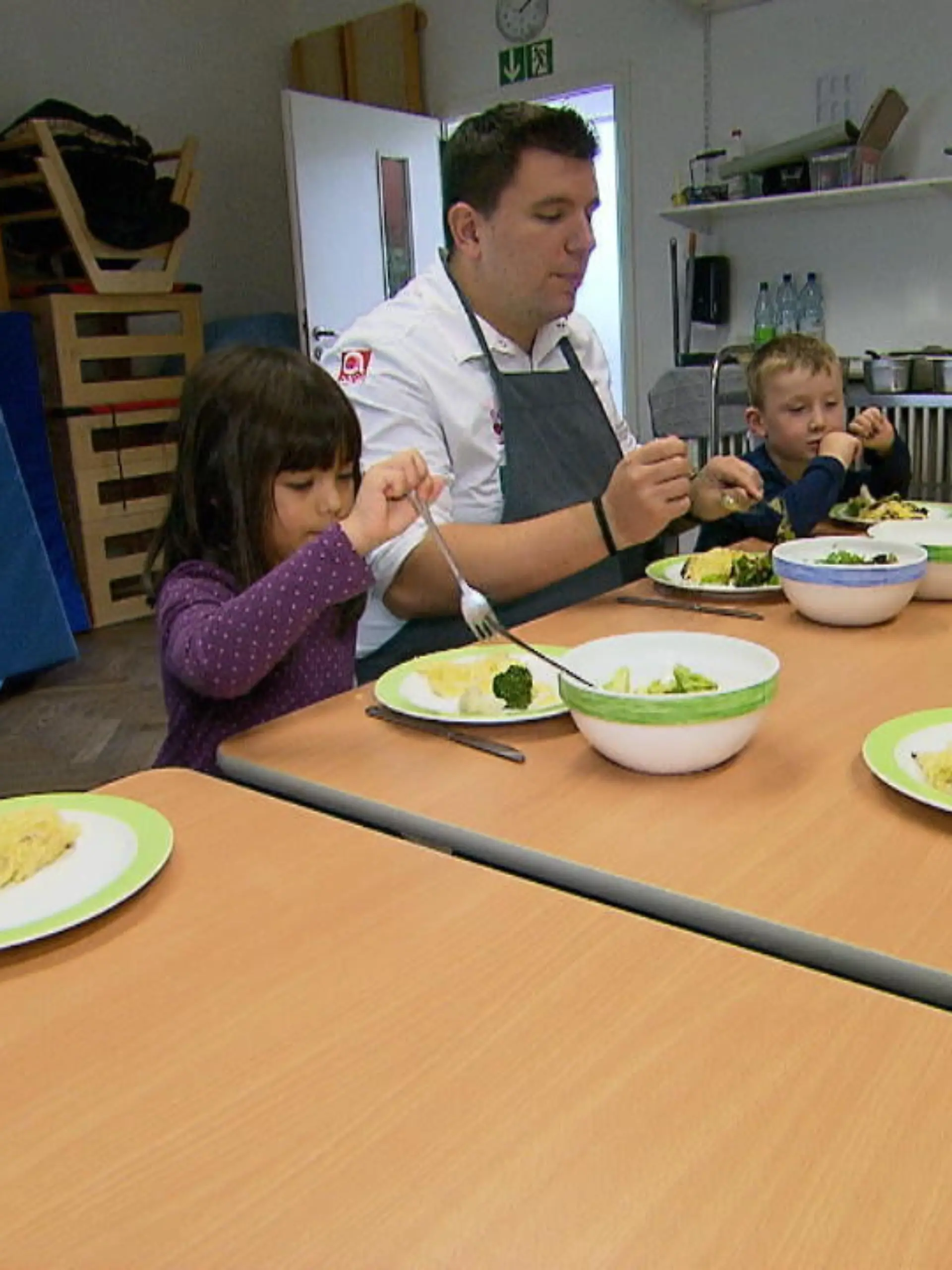 Bild zu: "Spitzenkoch kocht für Kinder"