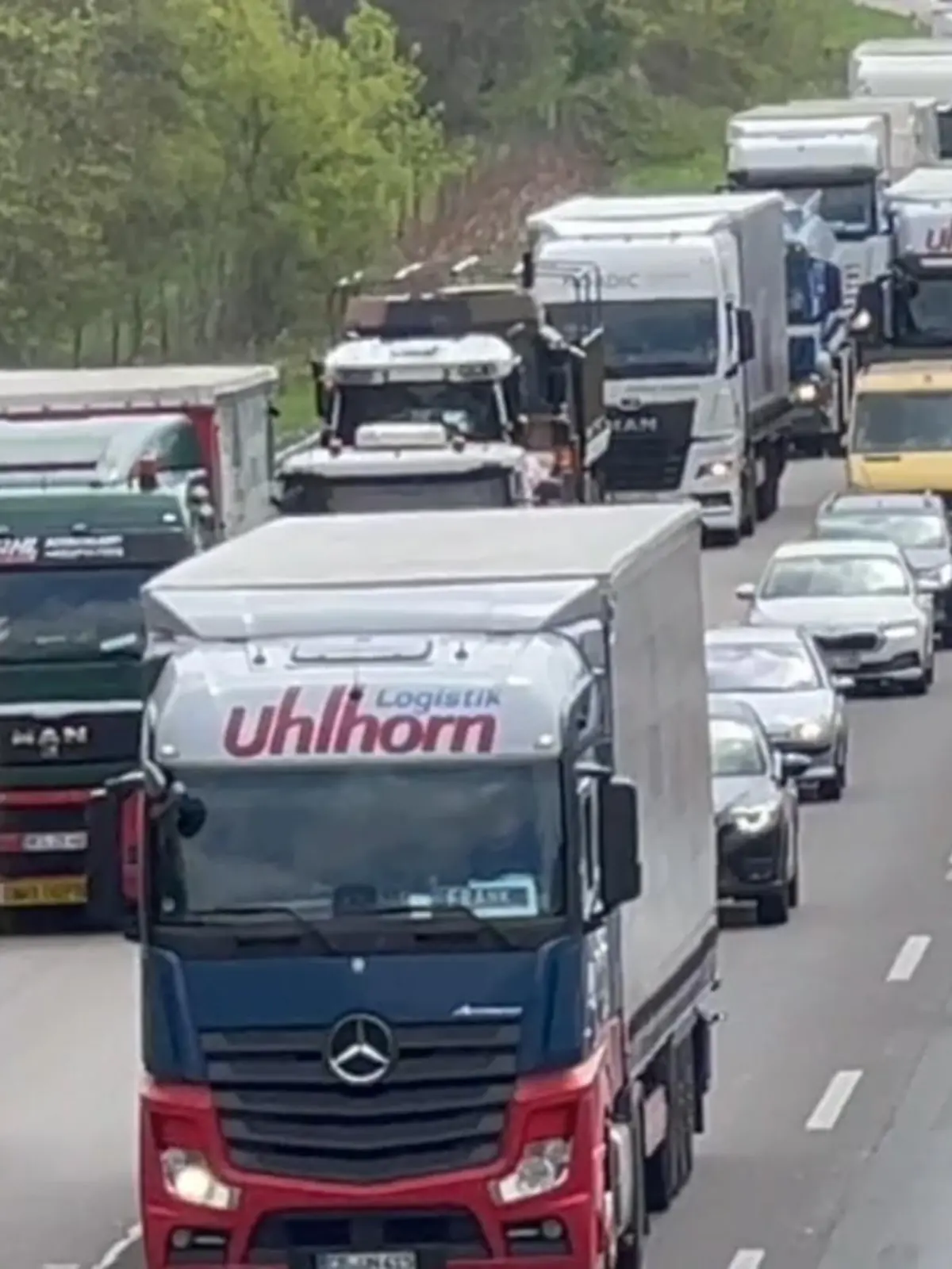Jedes Jahr das Gleiche: Ferien, Feiertage und lange Wochenenden führen zu Staus in Deutschland. Egal auf welcher Autobahn, Auto reiht sich an Auto und das über Kilometer hinweg. Doch was geht eigentlich schneller? Im Stau ausharren oder abfahren und über die Landstraße kurven – am besten noch hinter einem LKW her?