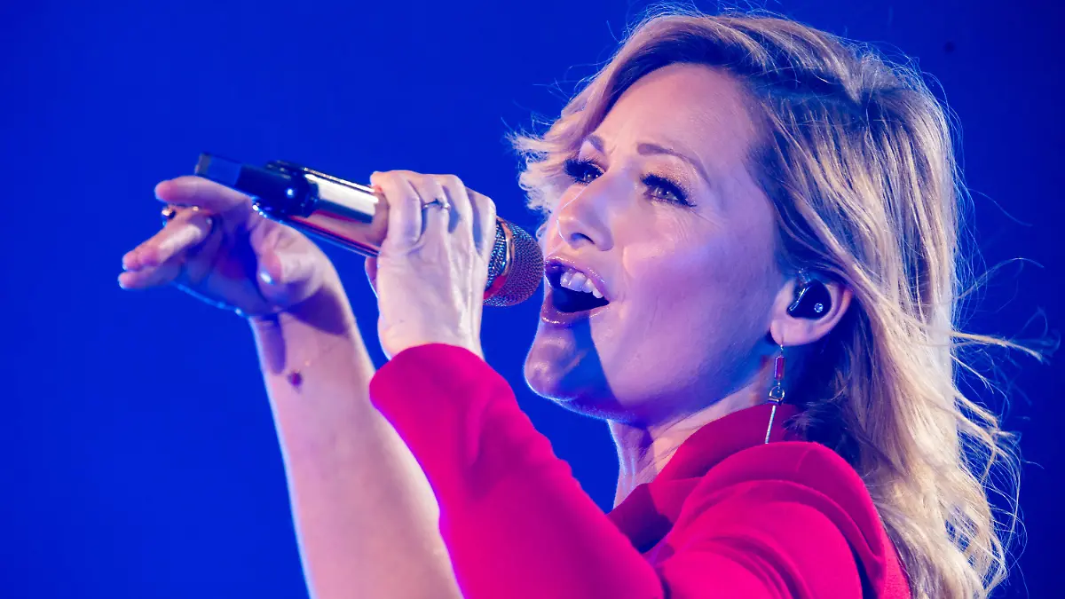 ARCHIV - 26.10.2019, Baden-Württemberg, Burladingen: Die Sängerin Helene Fischer tritt bei den Feierlichkeiten zum 100-jährigen Firmenjubiläum des Textilherstellers Trigema auf.  Ihre Single kurz vor dem neuen Album «Rausch» heißt «Volle Kraft voraus». (zu dpa Listicle - Keine Lockdown-Lähmung bei den Stars - Der Pop-Herbst wird golden) Foto: Philipp von Ditfurth/dpa +++ dpa-Bildfunk +++