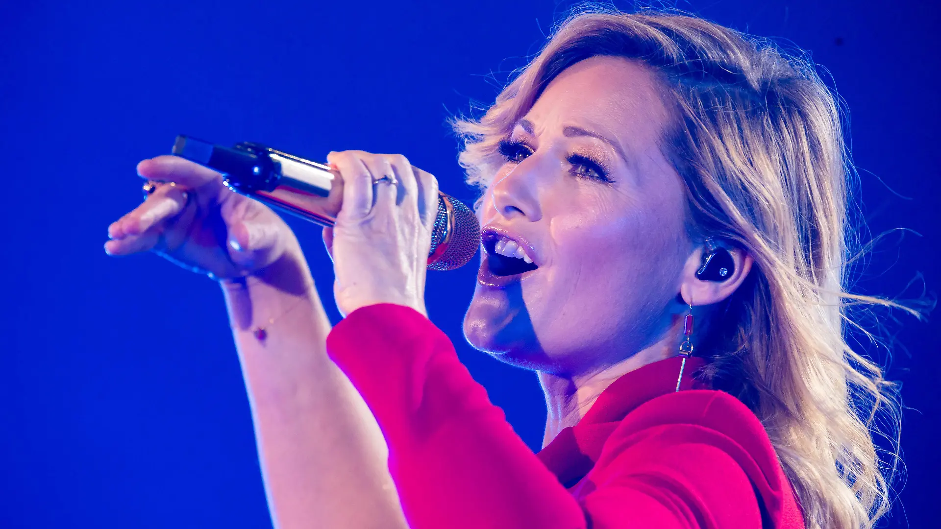 ARCHIV - 26.10.2019, Baden-Württemberg, Burladingen: Die Sängerin Helene Fischer tritt bei den Feierlichkeiten zum 100-jährigen Firmenjubiläum des Textilherstellers Trigema auf. Ihre Single kurz vor dem neuen Album «Rausch» heißt «Volle Kraft voraus». (zu dpa Listicle - Keine Lockdown-Lähmung bei den Stars - Der Pop-Herbst wird golden) Foto: Philipp von Ditfurth/dpa +++ dpa-Bildfunk +++