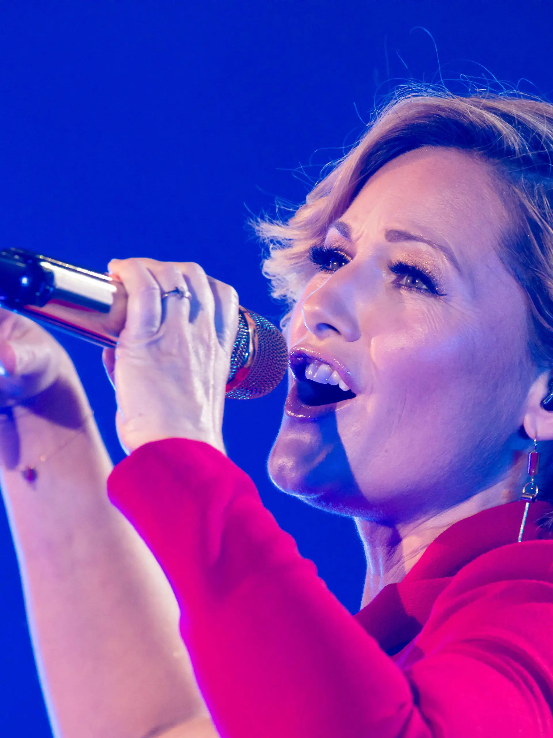 ARCHIV - 26.10.2019, Baden-Württemberg, Burladingen: Die Sängerin Helene Fischer tritt bei den Feierlichkeiten zum 100-jährigen Firmenjubiläum des Textilherstellers Trigema auf.  Ihre Single kurz vor dem neuen Album «Rausch» heißt «Volle Kraft voraus». (zu dpa Listicle - Keine Lockdown-Lähmung bei den Stars - Der Pop-Herbst wird golden) Foto: Philipp von Ditfurth/dpa +++ dpa-Bildfunk +++