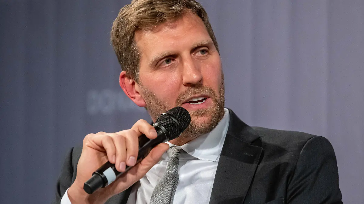 14.10.2021, Bayern, Passau: Dirk Nowitzki, Basketballstar, spricht im Medienzentrum der Verlagsgruppe Passau Neuen Presse (PNP) auf der Bühne. Nowitzki ist Gast im Rahmen der Vortragsreihe «Menschen in Europa» des Verlags. Foto: Armin Weigel/dpa +++ dpa-Bildfunk +++