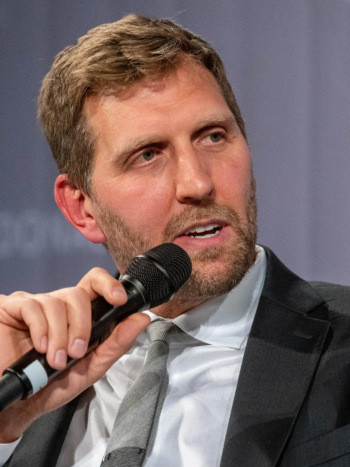 14.10.2021, Bayern, Passau: Dirk Nowitzki, Basketballstar, spricht im Medienzentrum der Verlagsgruppe Passau Neuen Presse (PNP) auf der Bühne. Nowitzki ist Gast im Rahmen der Vortragsreihe «Menschen in Europa» des Verlags. Foto: Armin Weigel/dpa +++ dpa-Bildfunk +++