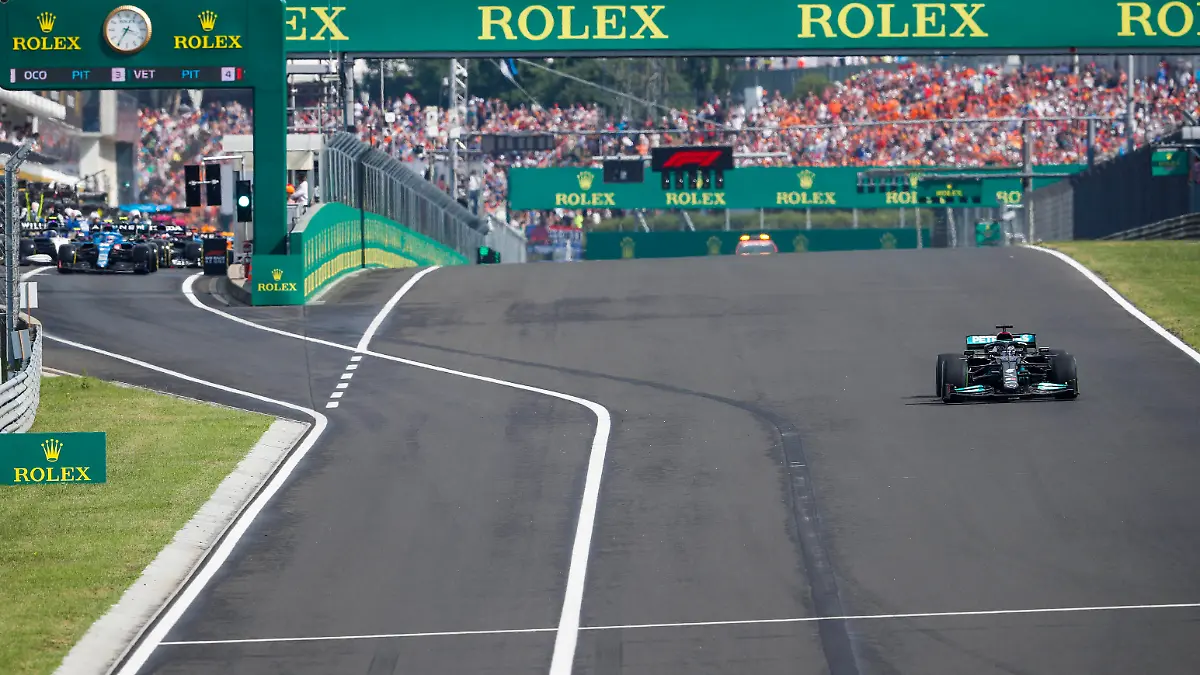 44 HAMILTON Lewis gbr, Mercedes AMG F1 GP W12 E Performance, alone to do the standing start during the Formula 1 Magyar Nagydij 2021, Hungarian Grand Prix, 11th round of the 2021 FIA Formula One World Championship, WM, Weltmeisterschaft from July 30 to August 1, 2021 on the Hungaroring, in Mogyorod, near Budapest, Hungary - FORMULE 1 : Grand Prix de Hongrie - Course - 01/08/2021 DPPI/PANORAMIC PUBLICATIONxNOTxINxFRAxITAxBEL _V2_2918 