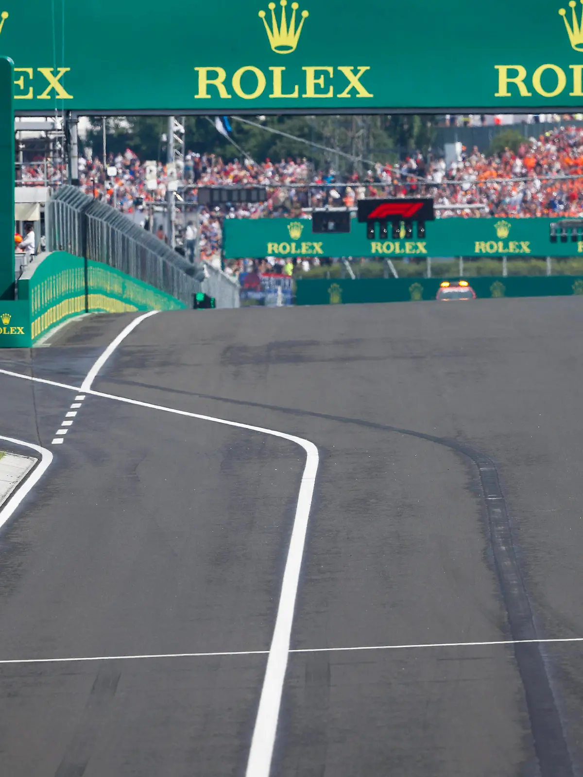 44 HAMILTON Lewis gbr, Mercedes AMG F1 GP W12 E Performance, alone to do the standing start during the Formula 1 Magyar Nagydij 2021, Hungarian Grand Prix, 11th round of the 2021 FIA Formula One World Championship, WM, Weltmeisterschaft from July 30 to August 1, 2021 on the Hungaroring, in Mogyorod, near Budapest, Hungary - FORMULE 1 : Grand Prix de Hongrie - Course - 01/08/2021 DPPI/PANORAMIC PUBLICATIONxNOTxINxFRAxITAxBEL _V2_2918 