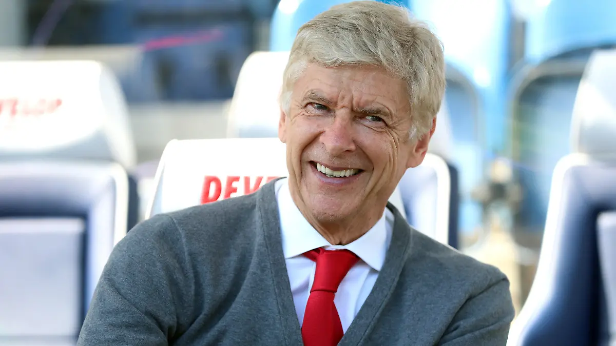 ARCHIV - 13.05.2018, Großbritannien, Huddersfield: Arsenals damaliger Trainer Arsène Wenger lächelt vor einem Spiel. Der FIFA-Berater trotz heftiger Kritik die Pläne für Fußball-Weltmeisterschaften im Zwei-Jahres-Rhythmus durchfechten (zu dpa «FIFA-Berater Wenger: WM-Pläne kein Ego-Trip») Foto: Mike Egerton/PA Wire/dpa +++ dpa-Bildfunk +++