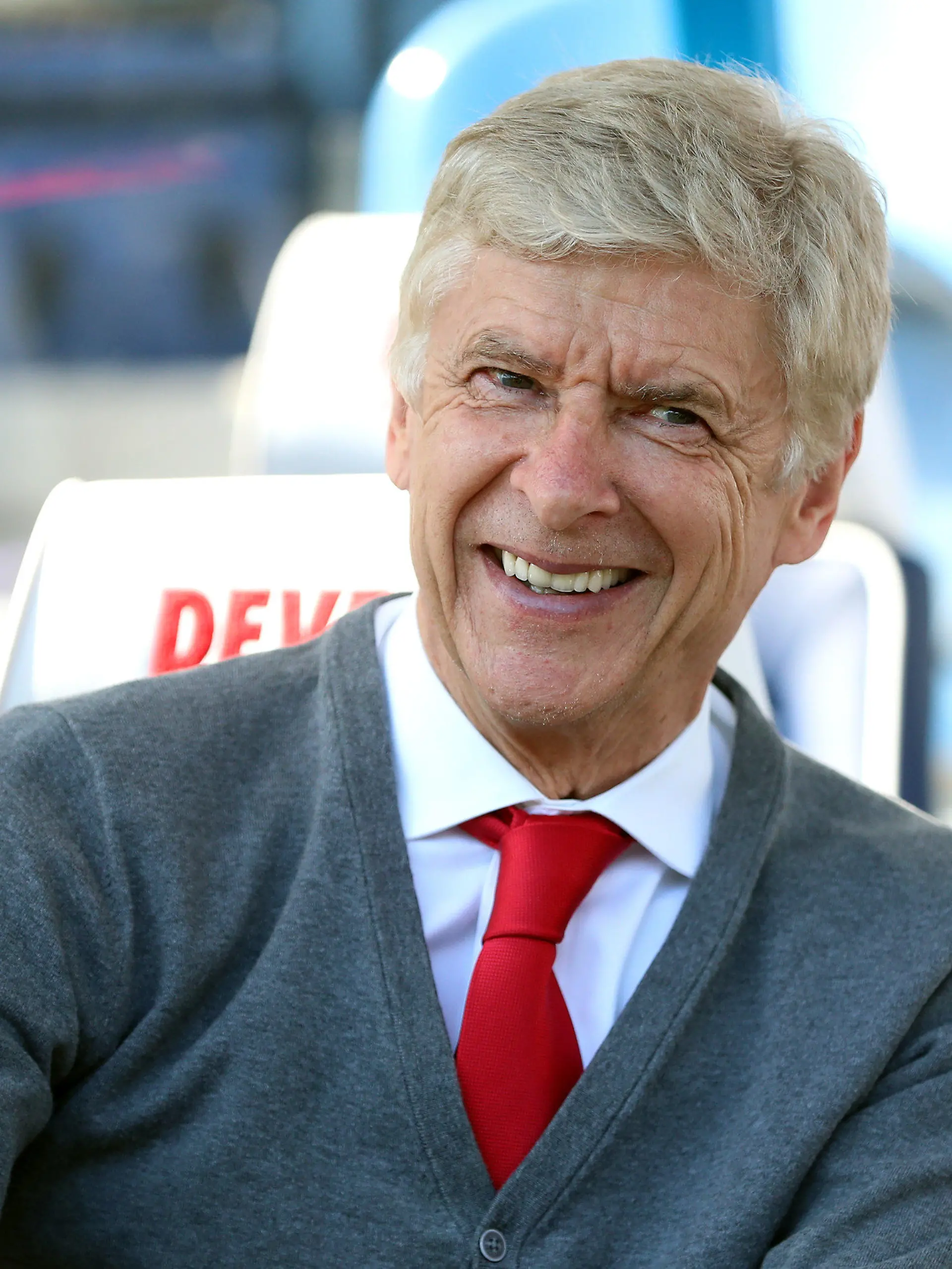 ARCHIV - 13.05.2018, Großbritannien, Huddersfield: Arsenals damaliger Trainer Arsène Wenger lächelt vor einem Spiel. Der FIFA-Berater trotz heftiger Kritik die Pläne für Fußball-Weltmeisterschaften im Zwei-Jahres-Rhythmus durchfechten (zu dpa «FIFA-Berater Wenger: WM-Pläne kein Ego-Trip») Foto: Mike Egerton/PA Wire/dpa +++ dpa-Bildfunk +++