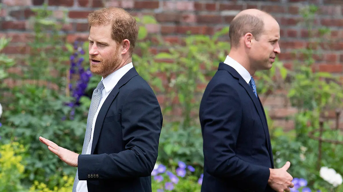 ARCHIV - 01.07.2021, Großbritannien, London: Die britischen Prinzen Harry (l) und William stehen bei der Enthüllung der Statue ihrer Mutter Diana Rücken an Rücken im Sunken Garden des Kensington-Palastes. (zu dpa «Eklat unter Prinzen - Harry wirft William körperlichen Angriff vor») Foto: Dominic Lipinski/Pool PA via AP/dpa +++ dpa-Bildfunk +++