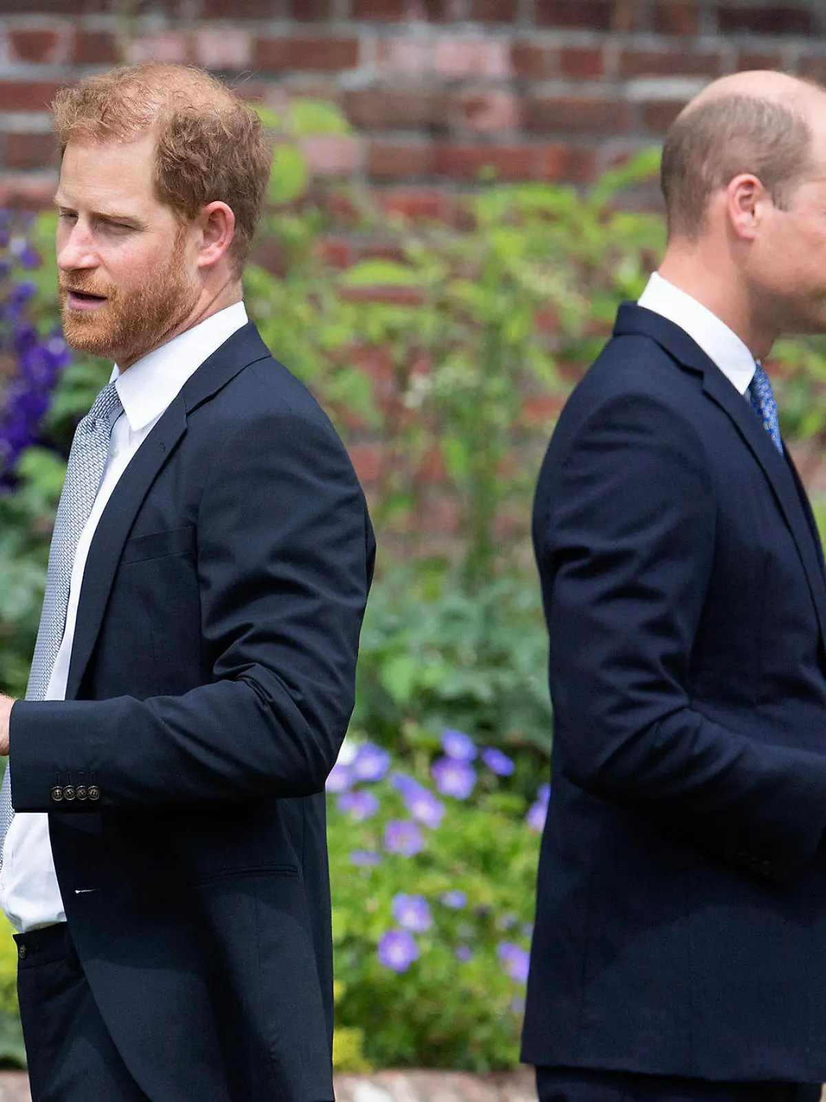 ARCHIV - 01.07.2021, Großbritannien, London: Die britischen Prinzen Harry (l) und William stehen bei der Enthüllung der Statue ihrer Mutter Diana Rücken an Rücken im Sunken Garden des Kensington-Palastes. (zu dpa «Eklat unter Prinzen - Harry wirft William körperlichen Angriff vor») Foto: Dominic Lipinski/Pool PA via AP/dpa +++ dpa-Bildfunk +++