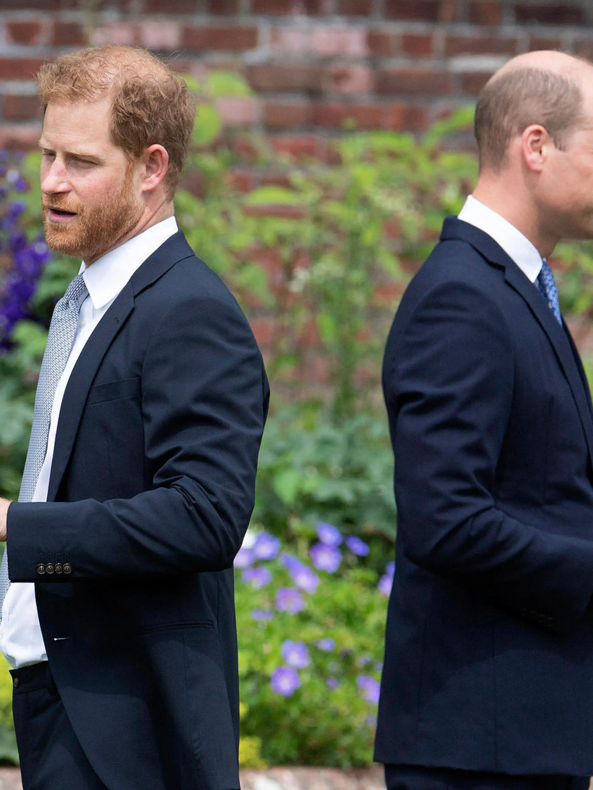 ARCHIV - 01.07.2021, Großbritannien, London: Die britischen Prinzen Harry (l) und William stehen bei der Enthüllung der Statue ihrer Mutter Diana Rücken an Rücken im Sunken Garden des Kensington-Palastes. (zu dpa «Eklat unter Prinzen - Harry wirft William körperlichen Angriff vor») Foto: Dominic Lipinski/Pool PA via AP/dpa +++ dpa-Bildfunk +++