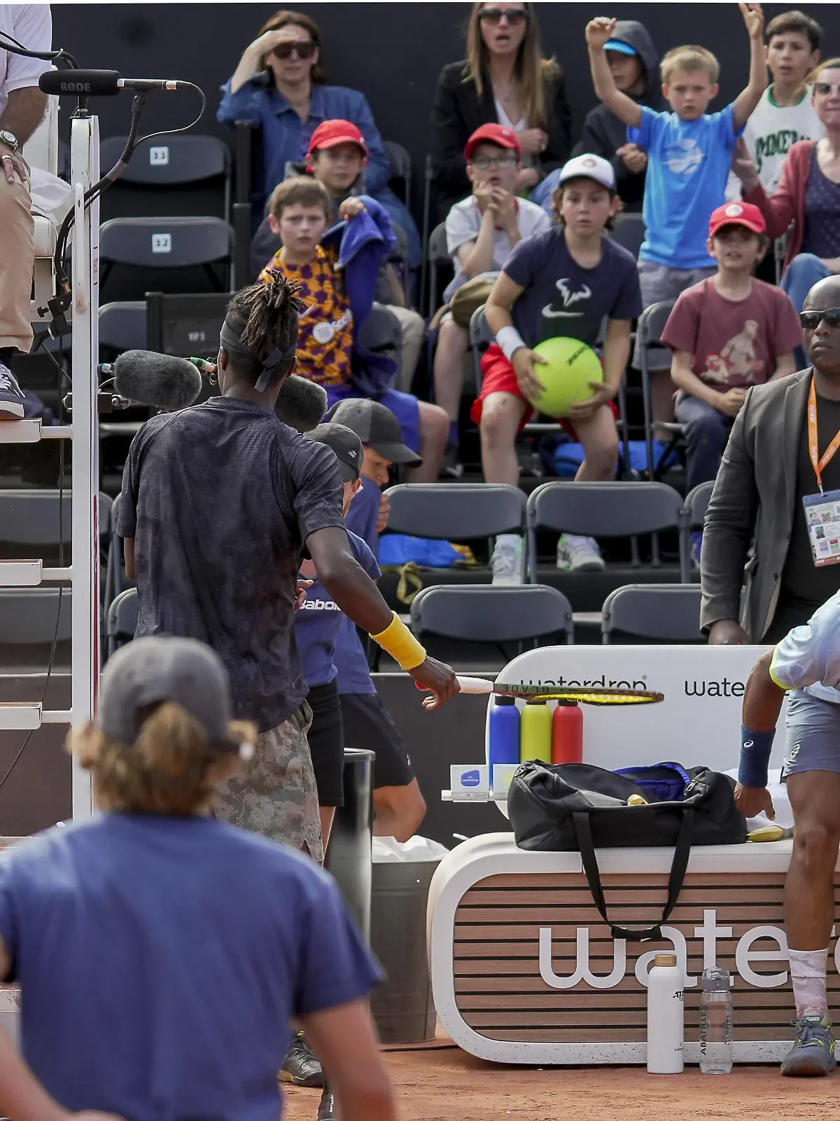 Mikael Ymer SWE agacÃ et en colere contre une dÃ cision de l arbitre fracasse sa raquette sur la chaise de ce dernier et se fait Ã liminer du tournoi de tennis Open Parc Auvergne RhÃ ne-Alpes Ã Lyon le 24/05/2023. TENNIS : Tournoi de Lyon ATP, Tennis Herren 250 - Open Parc - Lyon - 24/05/2023 SandrineThesillat/Panoramic PUBLICATIONxNOTxINxFRAxITAxBEL