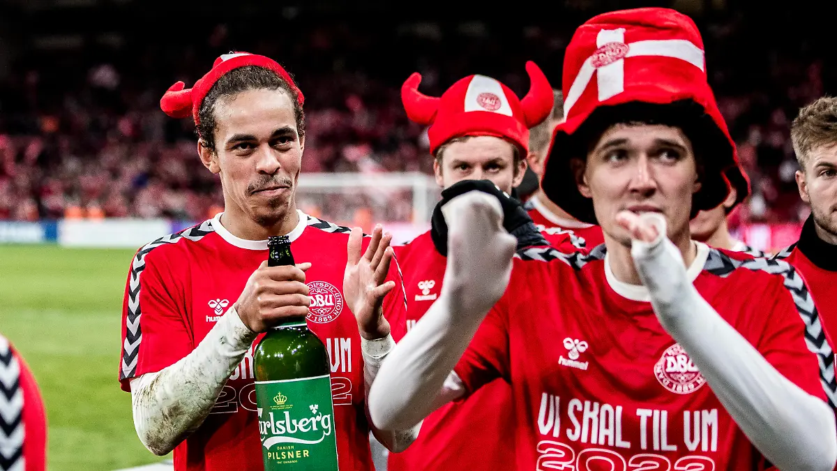 Denmark v Austria, World Cup qualifier, Copenhagen, Denmark Copenhagen, Denmark. 12th, October 2021. Denmark have qualified for the World Cup 2022 in Qatar after a 1-0 win in the UEFA World Cup qualifier between Denmark and Austria at Parken in Copenhagen. Here Yussuf Poulsen is celebrating the victory with beer. Copenhagen Denmark PUBLICATIONxNOTxINxDENxNOR Copyright: xGonzalesxPhoto/LassexLagonix 