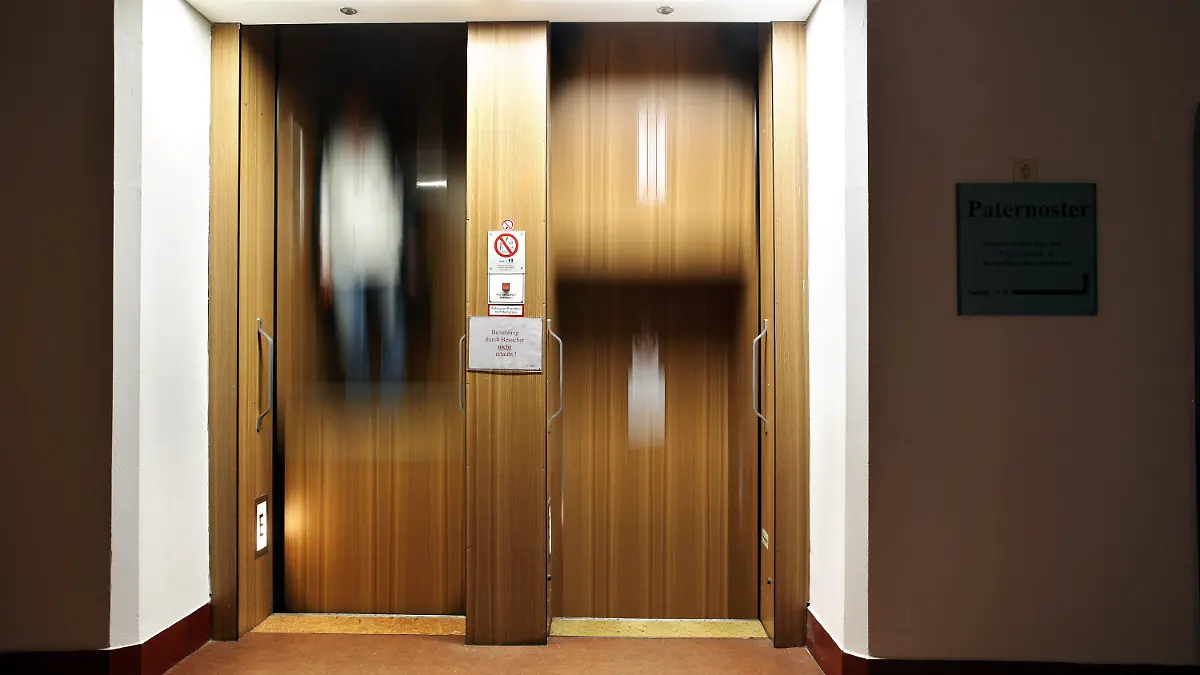 ARCHIV - Ein Paternoster ist am 16.10.2014 im Rathaus in Leipzig (Sachsen) in Betrieb. Bei der nach der Zählkette des katholischen Rosenkranzes benannten Aufzugsform ("Vaterunser") hängen mehrere Kabinen an zwei umlaufenden Ketten. Trotz des Vorteils der schnellen Verfügbarkeit von Kabinen in beide Richtungen, werden praktisch keine neuen Paternoster mehr gebaut. Nachteile beim Brandschutz und Unbenutzbarkeit für Behinderte oder den Transport von Lasten sowie eine gewisse Unfallgefahr beim Betreten und Verlassen der Kabinen führten zur schrittweisen Außerdienststellung der Paternoster. Heute sind in Deutschland nur noch wenige Anlagen in Betrieb. Nutzen dürfen diese wie hier im Leipziger Rathaus fast nur noch die Mitarbeiter. Foto: Jan Woitas/dpa (zu: "Paternoster-Verbot soll fallen" vom 24.06.2015) +++(c) dpa - Bildfunk+++