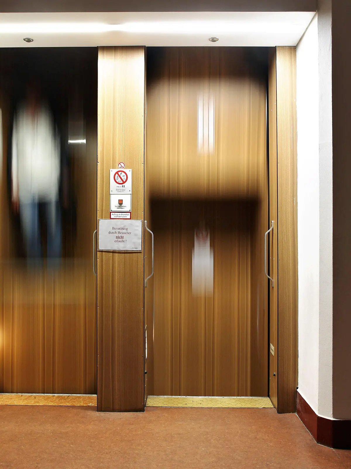 ARCHIV - Ein Paternoster ist am 16.10.2014 im Rathaus in Leipzig (Sachsen) in Betrieb. Bei der nach der Zählkette des katholischen Rosenkranzes benannten Aufzugsform ("Vaterunser") hängen mehrere Kabinen an zwei umlaufenden Ketten. Trotz des Vorteils der schnellen Verfügbarkeit von Kabinen in beide Richtungen, werden praktisch keine neuen Paternoster mehr gebaut. Nachteile beim Brandschutz und Unbenutzbarkeit für Behinderte oder den Transport von Lasten sowie eine gewisse Unfallgefahr beim Betreten und Verlassen der Kabinen führten zur schrittweisen Außerdienststellung der Paternoster. Heute sind in Deutschland nur noch wenige Anlagen in Betrieb. Nutzen dürfen diese wie hier im Leipziger Rathaus fast nur noch die Mitarbeiter. Foto: Jan Woitas/dpa (zu: "Paternoster-Verbot soll fallen" vom 24.06.2015) +++(c) dpa - Bildfunk+++