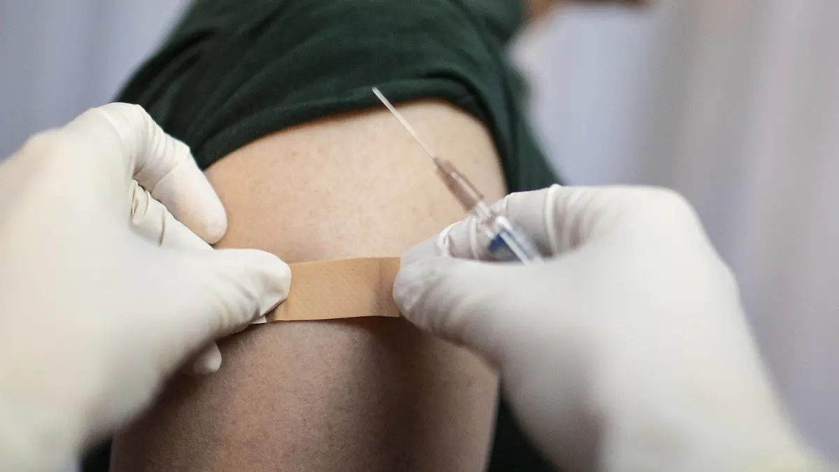 Thema: Impfung. Arzt klebt ein Pflaster auf die Einstichstelle Bonn Deutschland *** Topic Vaccination Doctor sticks a plaster on the injection site Bonn Germany Copyright: xUtexGrabowsky/photothek.netx