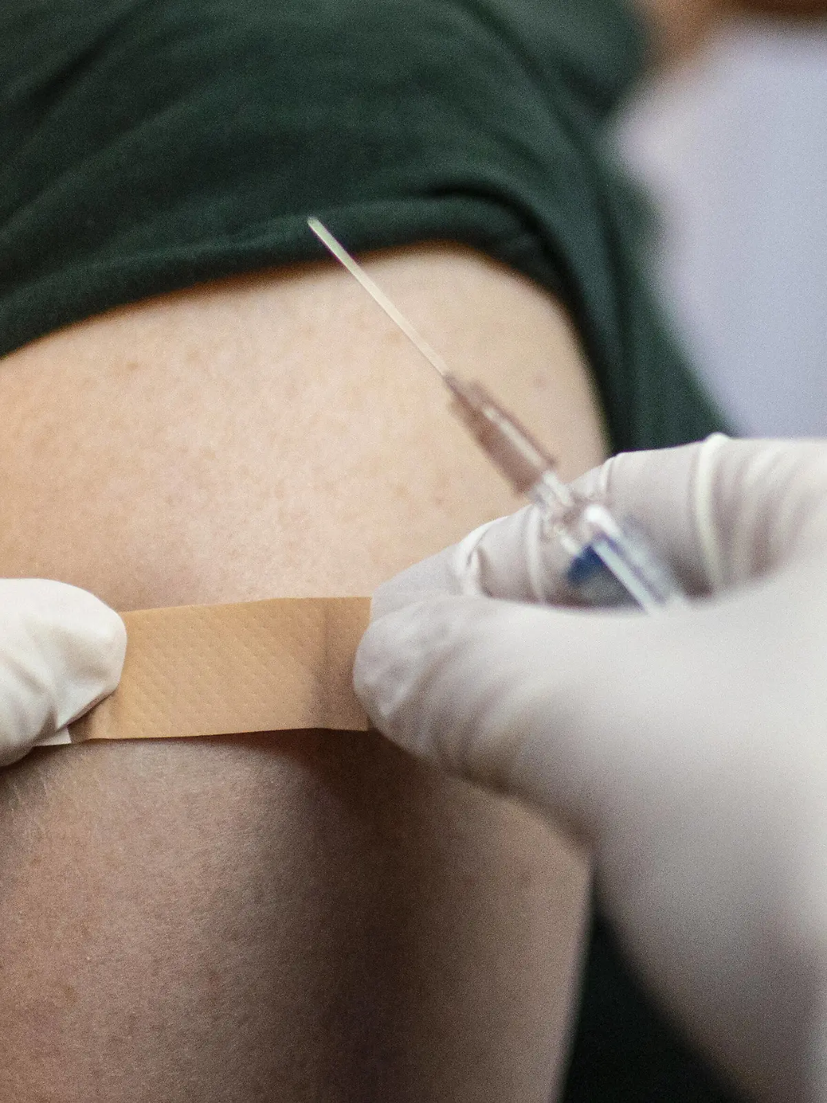  Thema: Impfung. Arzt klebt ein Pflaster auf die Einstichstelle Bonn Deutschland *** Topic Vaccination Doctor sticks a plaster on the injection site Bonn Germany Copyright: xUtexGrabowsky/photothek.netx