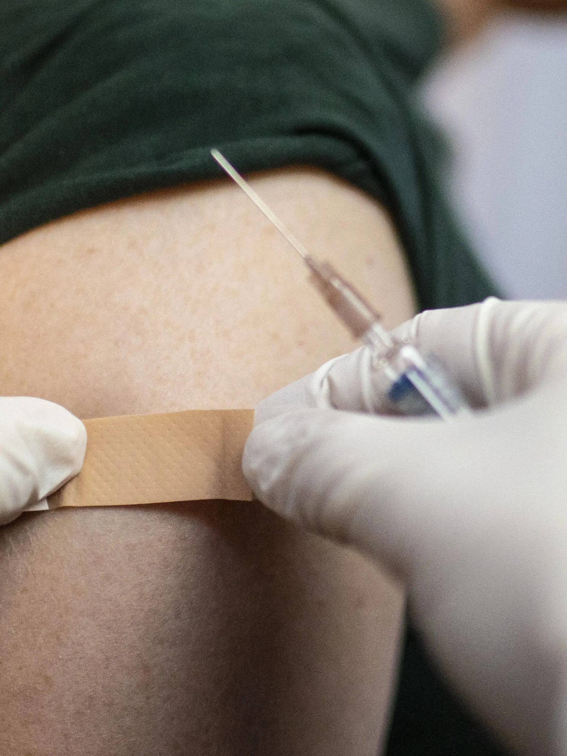  Thema: Impfung. Arzt klebt ein Pflaster auf die Einstichstelle Bonn Deutschland *** Topic Vaccination Doctor sticks a plaster on the injection site Bonn Germany Copyright: xUtexGrabowsky/photothek.netx
