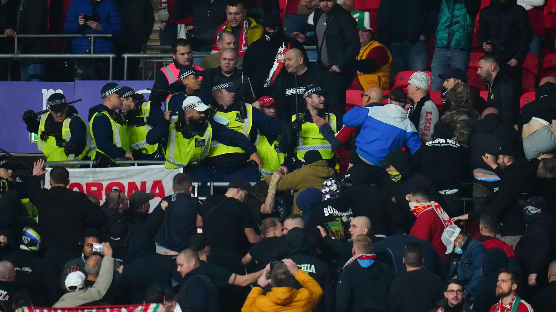 Mandatory Credit: Photo by Javier Garcia/Shutterstock 12534018fa Hungary fans clash with police England v Hungary, FIFA World Cup, WM, Weltmeisterschaft, Fussball 2022 Qualifying, Group I, Football, Wembley Stadium, London, UK - 12 Oct 2021 EDITORIAL USE ONLY No use with unauthorised audio, video, data, fixture lists, club/league logos or live services. Online in-match use limited to 120 images, no video emulation. No use in betting, games or single club/league/player publications. England v Hungary, FIFA World Cup 2022 Qualifying, Group I, Football, Wembley Stadium, London, UK - 12 Oct 2021 EDITORIAL USE ONLY No use with unauthorised audio, video, data, fixture lists, club/league logos or live services. Online in-match use limited to 120 images, no video emulation. No use in betting, games or single club/league/player publications. PUBLICATIONxINxGERxSUIxAUTXHUNxGRExMLTxCYPxROMxBULxUAExKSAxONLY Copyright: xJavierxGarcia/Shutterstockx 12534018fa