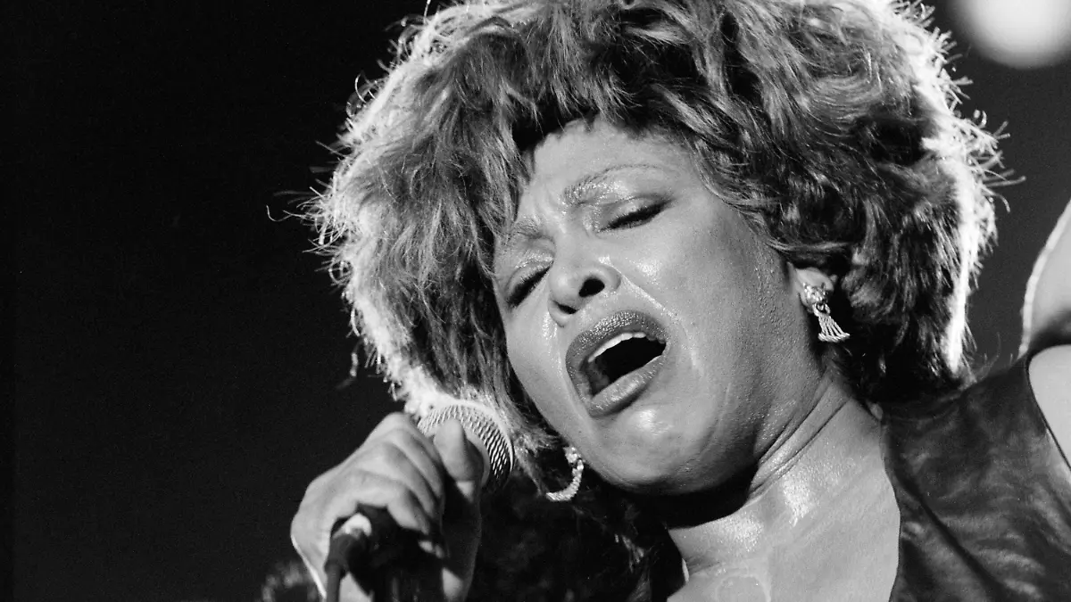03.09.1993, Schweiz, Basel: Die US-Sängerin Tina Turner singt im St. Jakob Stadion in Basel. Die Rocksängerin Tina Turner ist tot. Die gebürtige Amerikanerin starb am Mittwoch im Alter von 83 Jahren in der Schweiz, wo sie seit vielen Jahren lebte, wie ein Sprecher am Abend bekannt gab. Foto: Adv Archiv/Alessandro Della Vall/KEYSTONE/dpa +++ dpa-Bildfunk +++