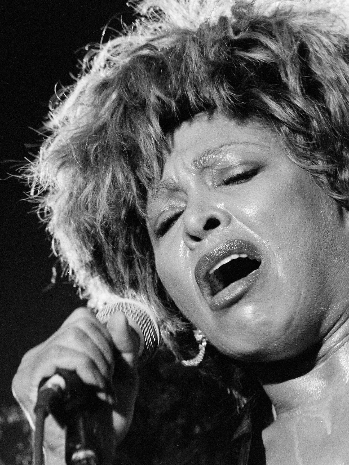 03.09.1993, Schweiz, Basel: Die US-Sängerin Tina Turner singt im St. Jakob Stadion in Basel. Die Rocksängerin Tina Turner ist tot. Die gebürtige Amerikanerin starb am Mittwoch im Alter von 83 Jahren in der Schweiz, wo sie seit vielen Jahren lebte, wie ein Sprecher am Abend bekannt gab. Foto: Adv Archiv/Alessandro Della Vall/KEYSTONE/dpa +++ dpa-Bildfunk +++