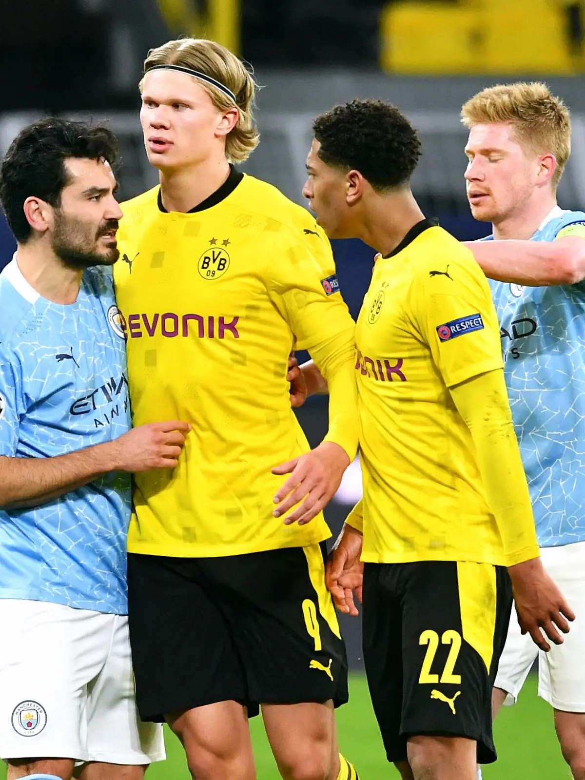 Fussball, UEFA Champions League, Herren, Saison 2020/2021, Viertelfinale Rückspiel, Signal Iduna Park Dortmund, Bor. Dortmund, BVB gelb - Manchester City blau 1:2 Ilkay Gündogan MAC und Jude Bellingham BVB geraten aneinander, Erling Haaland BVB und Kevin de Bruyne MAC gehen dazwischen. UEFA regulations prohibit any use of photographs as image sequences and/or quasi-video. EDITORIAL USE ONLY *** Football, UEFA Champions League, men, 2020 2021 season, quarter-final second leg, Signal Iduna Park Dortmund, Bor Dortmund, BVB yellow Manchester City blue 1 2 Ilkay Gündogan MAC and Jude Bellingham BVB clash, Erling Haaland BVB and Kevin de Bruyne MAC intervene UEFA regulations prohibit any use of photographs as image sequences and or quasi video EDITORIAL USE ONLY 