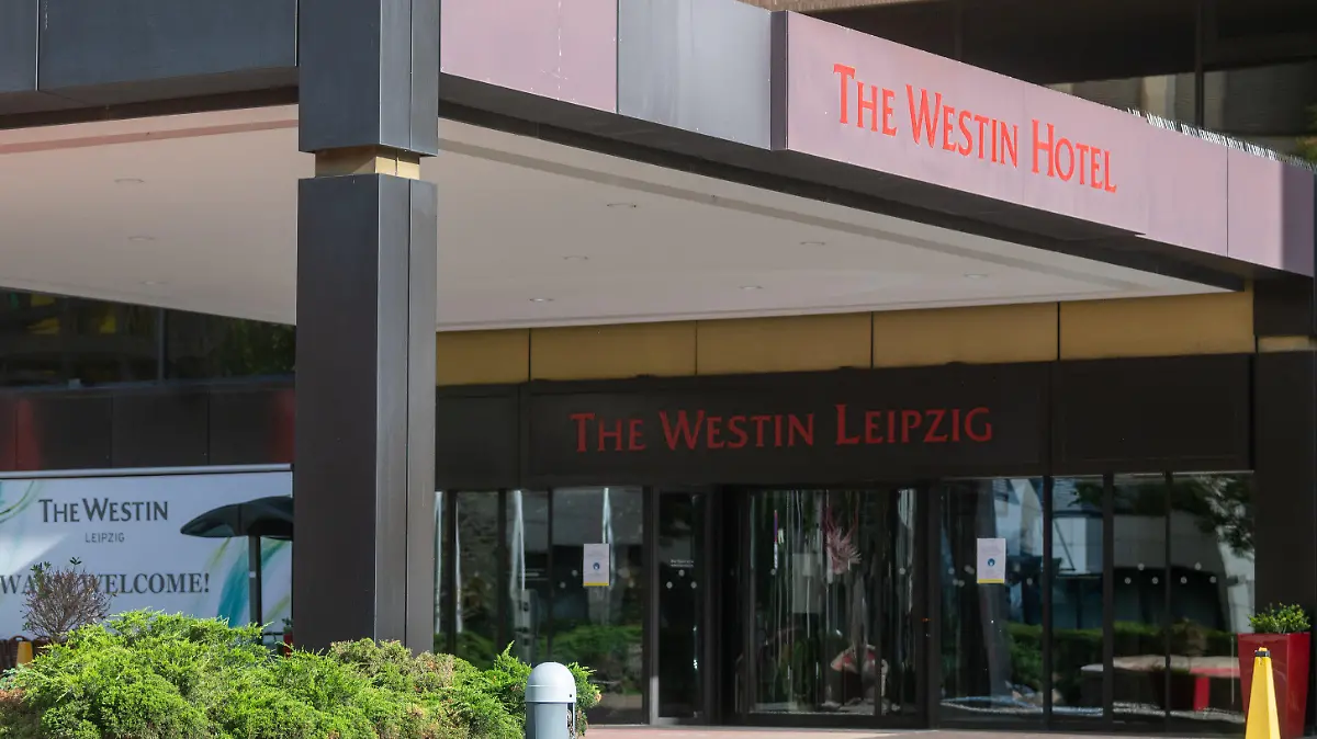 06.10.2021, Sachsen, Leipzig: Blick auf den Eingang zum Hotel Westin Leipzig. Der Sänger Ofarim berichtete sichtlich bewegt in einem am Dienstag (05.10.2021) veröffentlichten Instagram-Video, ein Mitarbeiter des Hotels habe ihn am Empfang aufgefordert, seinen Davidstern einzupacken. Foto: Hendrik Schmidt/dpa-Zentralbild/dpa +++ dpa-Bildfunk +++