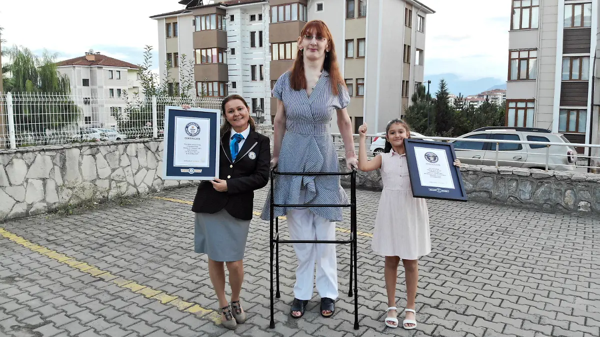 HANDOUT - 13.10.2021, ---: Dieses undatierte durch Guinness World Records herausgegebene Foto zeigt Rumeysa Gelgi (M), die zur größten Frau der Welt erklärt wurde. Die Türkin ist mit 215,16 Zentimetern offiziell die größte lebende Frau der Welt. Das Guinness Buch der Rekorde sprach der 24 Jahren alten Gelgi am Dienstag (13.10.2021) den Weltrekord zu. Foto: Guinness World Records/PA Media/dpa - ACHTUNG: Verwendung nur bis zum 27.10.2021 für eine redaktionellen Verwendung im Zusammenhang mit der aktuellen Berichterstattung und nur mit vollständiger Nennung des vorstehenden Credits +++ dpa-Bildfunk +++