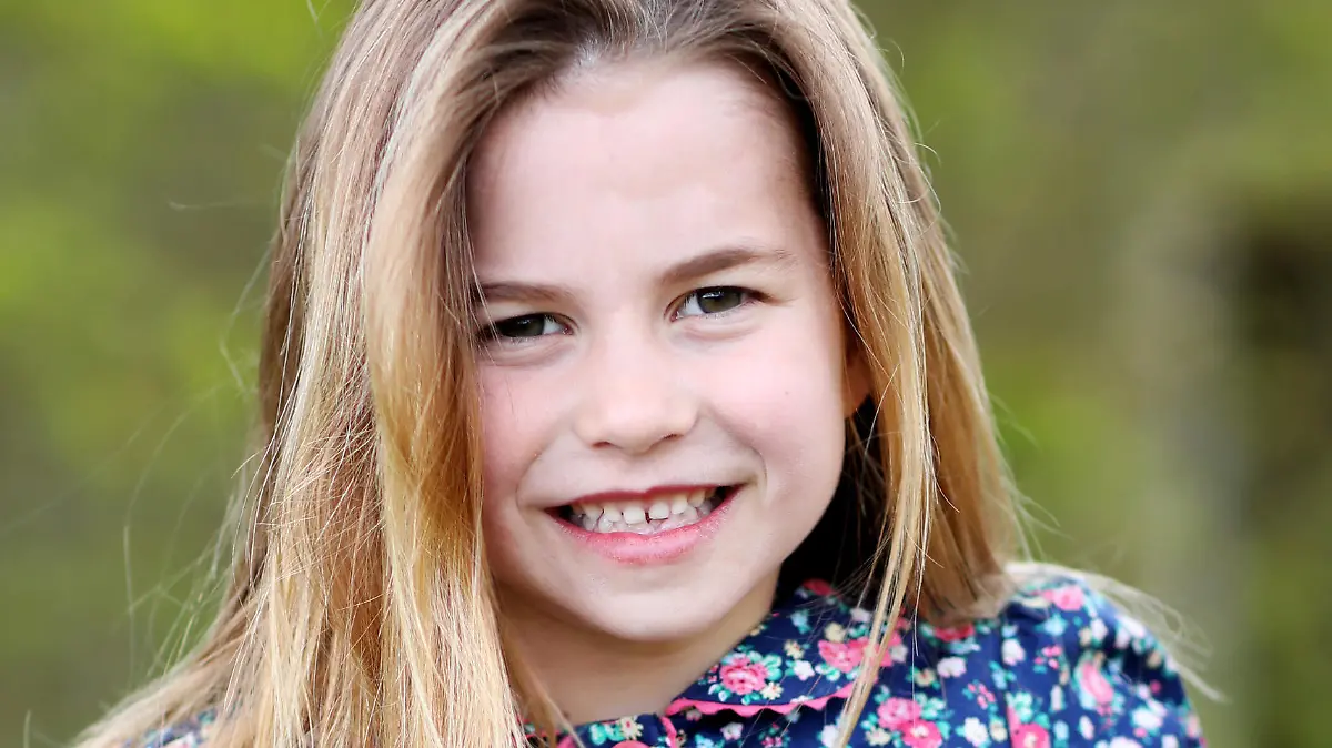 HANDOUT - 01.05.2021, Großbritannien, London: Dieses von der Herzogin von Cambridge unter strikten Auflagen zur Verfüng gestellte Foto zeigt ihre Tochter, Prinzessin Charlotte, aufgenommen von Kate, Herzogin von Cambridge, am Wochenende in Norfolk, vor ihrem sechsten Geburtstag. Foto: Duchess Of Cambridge/PA Media/dpa - ACHTUNG: Verwendung nur bis zum (31.12.2021) Des Weiteren gilt: NUR FÜR REDAKTIONELLE ZWECKE. KEINE KOMMERZIELLE NUTZUNG. KEIN MERCHANDISING, WERBUNG, SOUVENIRS, MEMORABILIEN oder FARBLICHES GLEICHARTIGES. NICHT ZUR VERWENDUNG NACH DEM 31. DEZEMBER 2021, OHNE VORHERIGE GENEHMIGUNG VON KENSINGTON PALACE. - Die Fotos dürfen nicht digital verbessert, manipuliert oder in irgendeiner Form verändert werden. Alle anderen Anfragen zur Verwendung sind schriftlich an die Pressestelle des Kensington Palace zu richten +++ dpa-Bildfunk +++