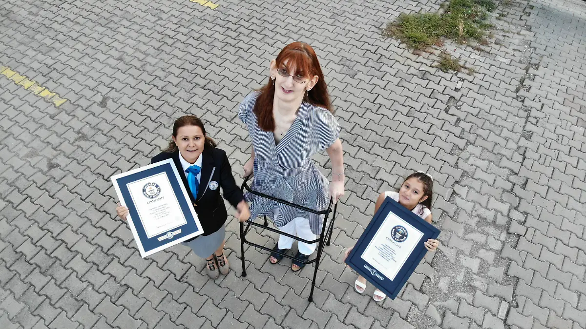 HANDOUT - 13.10.2021, ---: Dieses undatierte durch Guinness World Records herausgegebene Foto zeigt Rumeysa Gelgi (M), die zur größten Frau der Welt erklärt wurde. Die Türkin ist mit 215,16 Zentimetern offiziell die größte lebende Frau der Welt. Das Guinness Buch der Rekorde sprach der 24 Jahren alten Gelgi am Dienstag (13.10.2021) den Weltrekord zu. Foto: Guinness World Records/PA Media/dpa - ACHTUNG: Verwendung nur bis zum 27.10.2021 für eine redaktionellen Verwendung im Zusammenhang mit der aktuellen Berichterstattung und nur mit vollständiger Nennung des vorstehenden Credits +++ dpa-Bildfunk +++