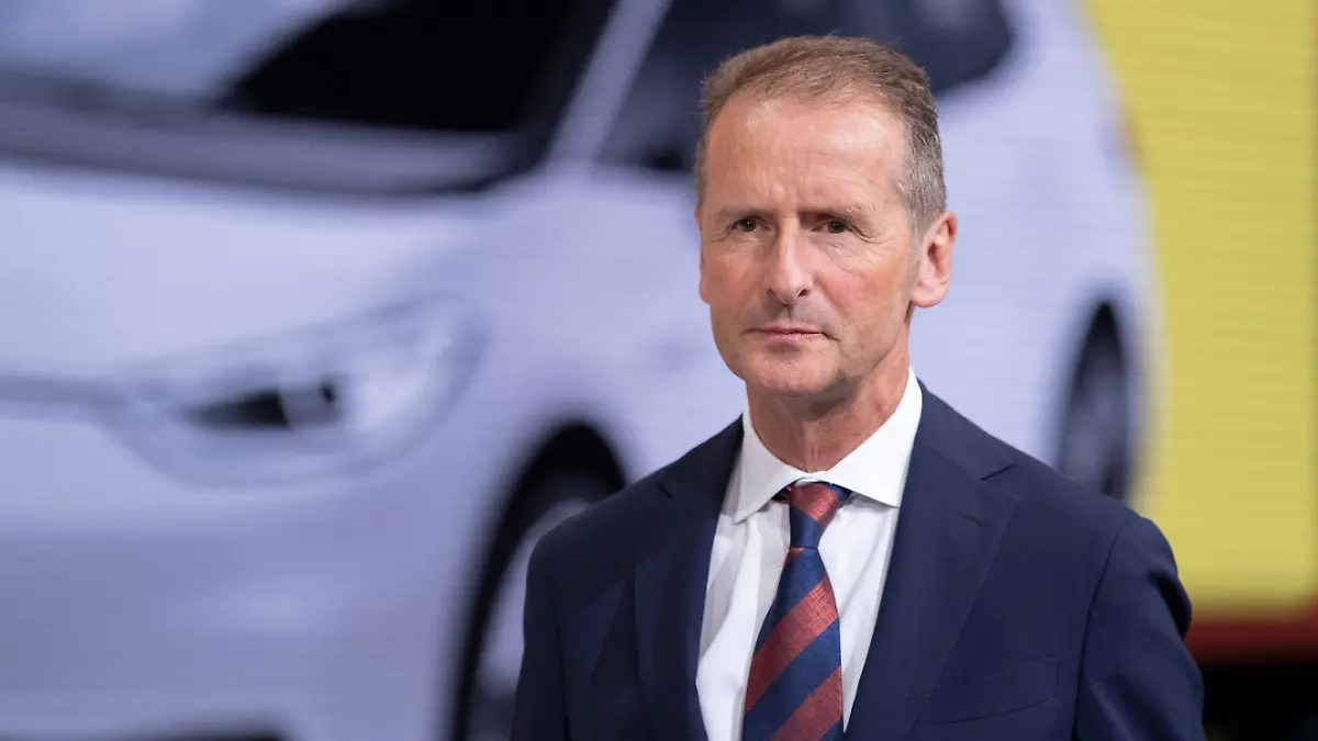 ARCHIV - 12.09.2019, Hessen, Frankfurt/Main: Herbert Diess, Vorstandsvorsitzender der Volkswagen AG, steht am Stand von Volkswagen auf der IAA. Die Staatsanwaltschaft Braunschweig hat die Führungsspitze von Volkswagen wegen Marktmanipulation angeklagt. Aufsichtsratschef Pötsch, Vorstandschef Herbert Diess und dem Ex-Vorstandsvorsitzenden Winterkorn wird vorgeworfen, Anleger im Jahr 2015 «vorsätzlich zu spät» über die Risiken der Dieselaffäre informiert zu haben. Foto: Silas Stein/dpa +++ dpa-Bildfunk +++