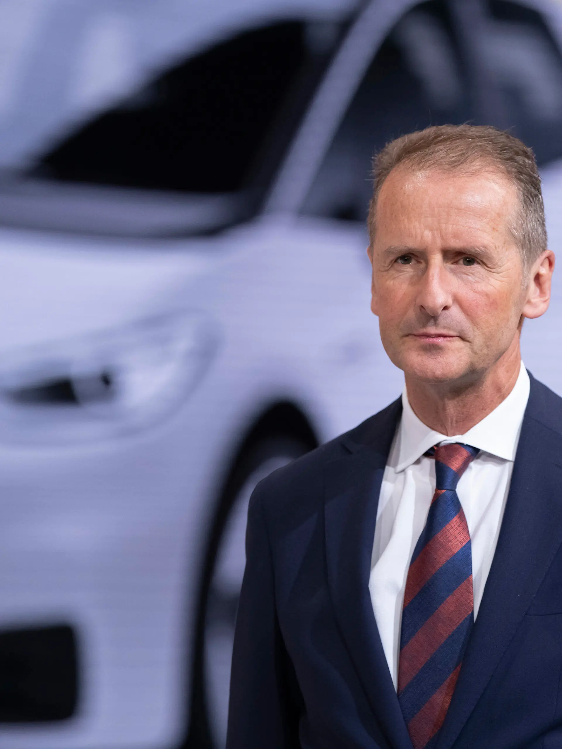 ARCHIV - 12.09.2019, Hessen, Frankfurt/Main: Herbert Diess, Vorstandsvorsitzender der Volkswagen AG, steht am Stand von Volkswagen auf der IAA. Die Staatsanwaltschaft Braunschweig hat die Führungsspitze von Volkswagen wegen Marktmanipulation angeklagt. Aufsichtsratschef Pötsch, Vorstandschef Herbert Diess und dem Ex-Vorstandsvorsitzenden Winterkorn wird vorgeworfen, Anleger im Jahr 2015 «vorsätzlich zu spät» über die Risiken der Dieselaffäre informiert zu haben. Foto: Silas Stein/dpa +++ dpa-Bildfunk +++
