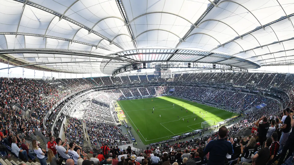 25.09.2021, Hessen, Frankfurt/Main: Fußball: Bundesliga, Eintracht Frankfurt - 1. FC Köln, 6. Spieltag im Deutsche Bank Park. Fans sitzen im Stadionrund. Foto: Arne Dedert/dpa - WICHTIGER HINWEIS: Gemäß den Vorgaben der DFL Deutsche Fußball Liga bzw. des DFB Deutscher Fußball-Bund ist es untersagt, in dem Stadion und/oder vom Spiel angefertigte Fotoaufnahmen in Form von Sequenzbildern und/oder videoähnlichen Fotostrecken zu verwerten bzw. verwerten zu lassen. +++ dpa-Bildfunk +++