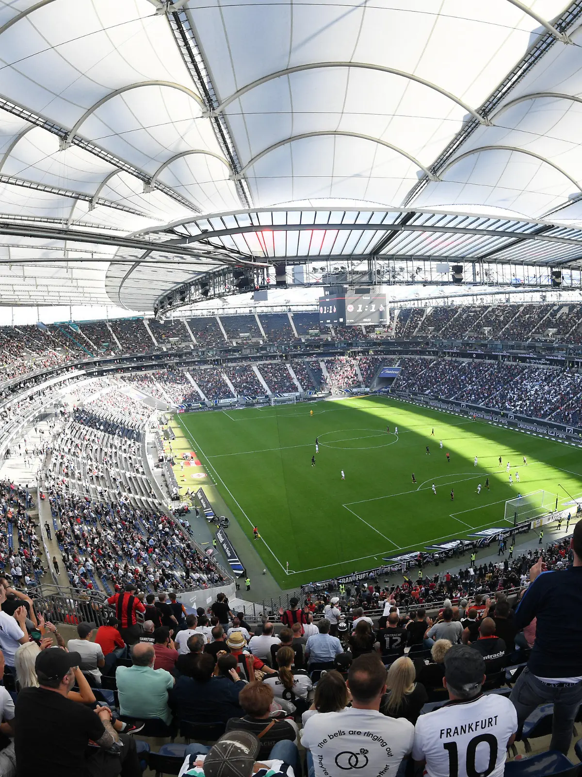 25.09.2021, Hessen, Frankfurt/Main: Fußball: Bundesliga, Eintracht Frankfurt - 1. FC Köln, 6. Spieltag im Deutsche Bank Park. Fans sitzen im Stadionrund. Foto: Arne Dedert/dpa - WICHTIGER HINWEIS: Gemäß den Vorgaben der DFL Deutsche Fußball Liga bzw. des DFB Deutscher Fußball-Bund ist es untersagt, in dem Stadion und/oder vom Spiel angefertigte Fotoaufnahmen in Form von Sequenzbildern und/oder videoähnlichen Fotostrecken zu verwerten bzw. verwerten zu lassen. +++ dpa-Bildfunk +++
