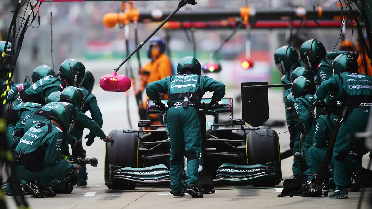 ISTANBUL, TURKEY - OCTOBER 10: Sebastian Vettel of Germany driving the (5) Aston Martin AMR21 Mercedes makes a pitstop during the F1 Grand Prix of Turkey at Intercity Istanbul Park on October 10, 2021 in Istanbul, Turkey. (Photo by Peter Fox/Getty Images)