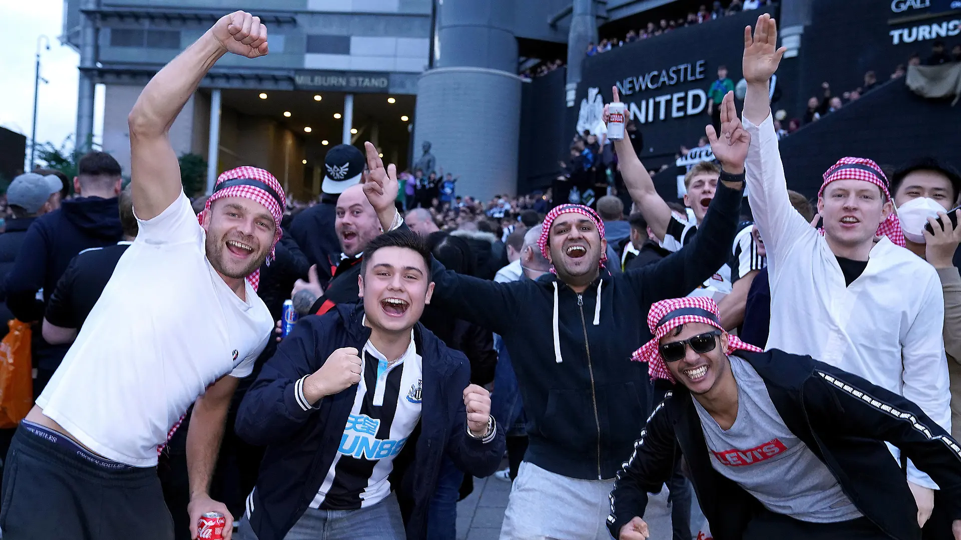 Newcastle United takeover Newcastle United fans celebrate at St James Park following the announcement that The Saudi-led takeover of Newcastle has been approved. Picture date: Thursday October 7, 2021. Use subject to restrictions. Editorial use only, no commercial use without prior consent from rights holder. PUBLICATIONxINxGERxSUIxAUTxONLY Copyright: xOwenxHumphreysx 62927289