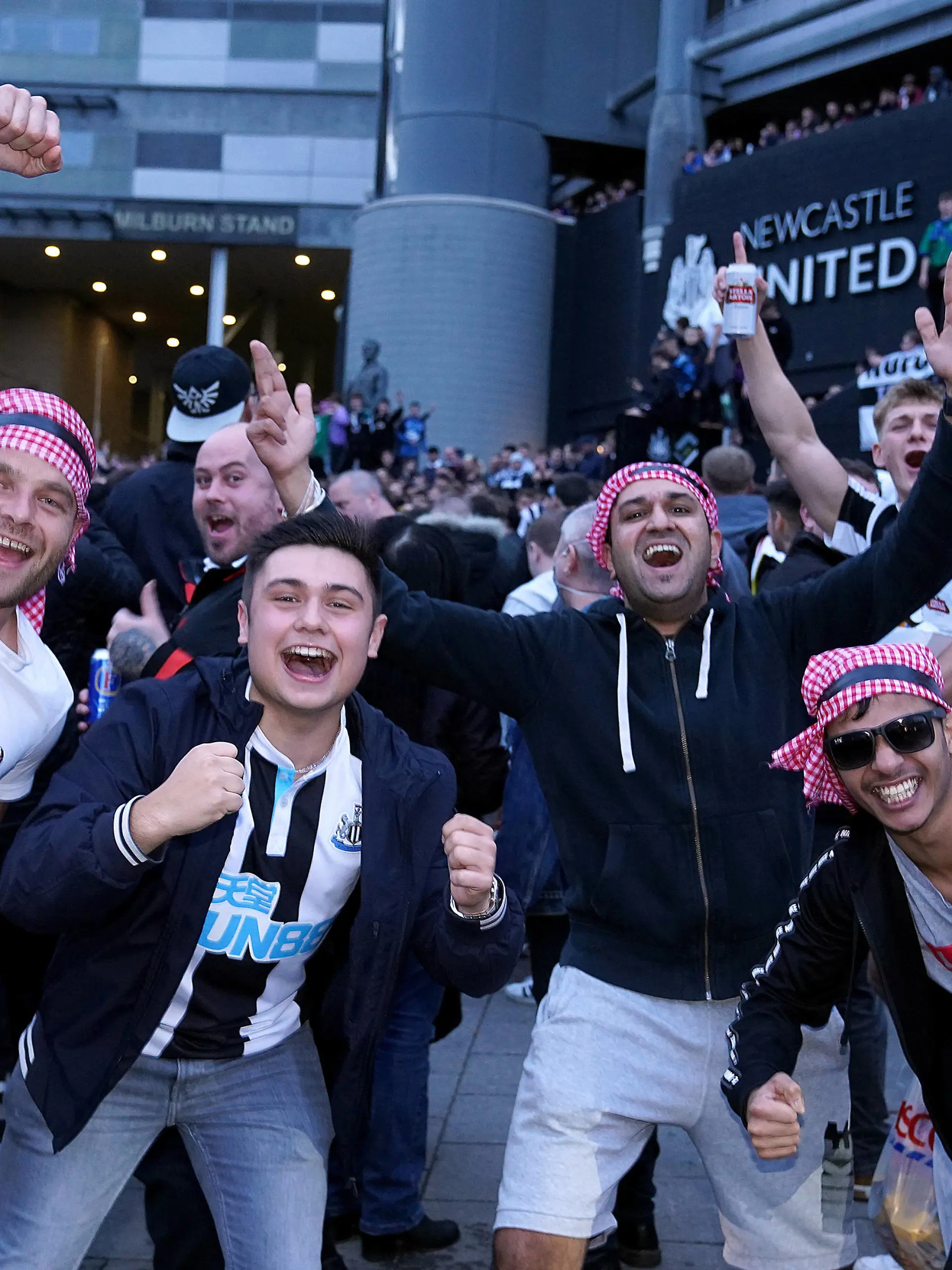 Newcastle United takeover Newcastle United fans celebrate at St James Park following the announcement that The Saudi-led takeover of Newcastle has been approved. Picture date: Thursday October 7, 2021. Use subject to restrictions. Editorial use only, no commercial use without prior consent from rights holder. PUBLICATIONxINxGERxSUIxAUTxONLY Copyright: xOwenxHumphreysx 62927289 