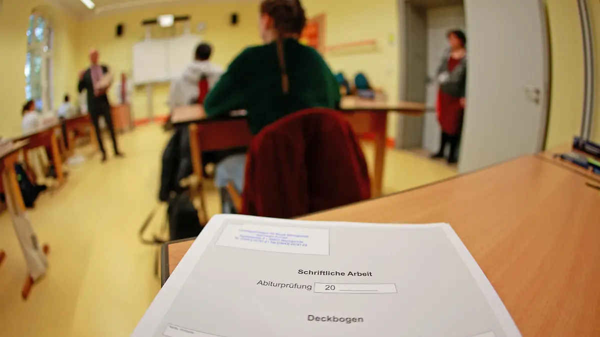 Schülerinnen und Schüler des Landesgymnasium für Musik in Wernigerode sitzen vor Beginn der schriftlichen Abiturprüfung im Prüfungsraum. Etwa 5.700 Schülerinnen und Schüler der Gymnasien, Gesamtschulen, Gemeinschaftsschulen mit gymnasialer Oberstufe, beruflichen Gymnasien, Freien Waldorfschulen und Schulen des zweiten Bildungsweges starten am Montag, 24. April 2023, in die Abiturprüfungen. Die Prüfungen in den schriftlichen Abiturfächern beginnen mit dem Fach Biologie und enden am 8. Mai 2023 mit dem Fach Geschichte und den Profilfächern an den beruflichen Gymnasien. Die mündlichen Prüfungen beginnen am 14. Juni 2023. Bis zum 5. Juli werden die Zeugnisse der Allgemeinen Hochschulreife nach erfolgreichem Abschluss ausgereicht.