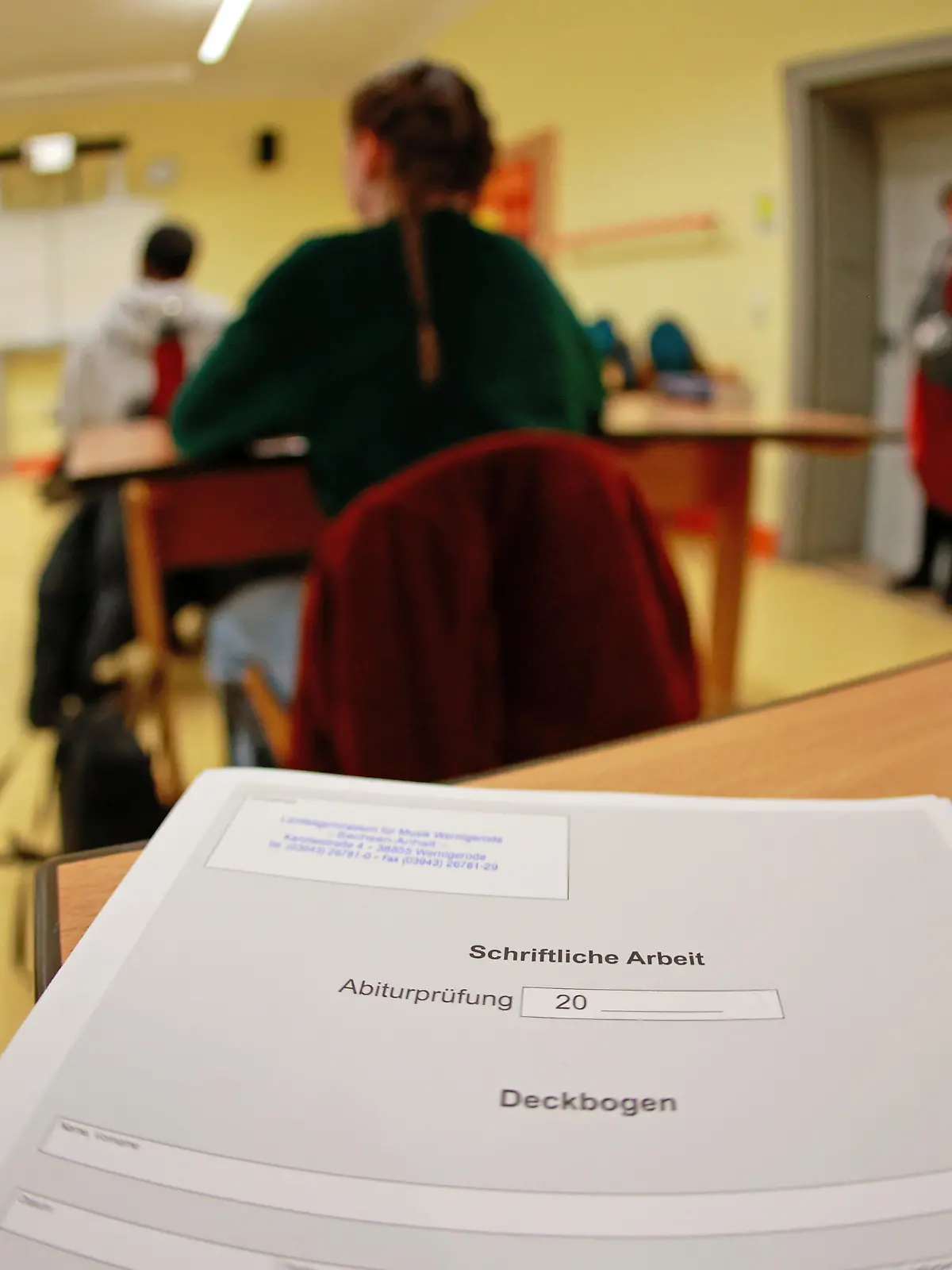 Schülerinnen und Schüler des Landesgymnasium für Musik in Wernigerode sitzen vor Beginn der schriftlichen Abiturprüfung im Prüfungsraum. Etwa 5.700 Schülerinnen und Schüler der Gymnasien, Gesamtschulen, Gemeinschaftsschulen mit gymnasialer Oberstufe, beruflichen Gymnasien, Freien Waldorfschulen und Schulen des zweiten Bildungsweges starten am Montag, 24. April 2023, in die Abiturprüfungen. Die Prüfungen in den schriftlichen Abiturfächern beginnen mit dem Fach Biologie und enden am 8. Mai 2023 mit dem Fach Geschichte und den Profilfächern an den beruflichen Gymnasien. Die mündlichen Prüfungen beginnen am 14. Juni 2023. Bis zum 5. Juli werden die Zeugnisse der Allgemeinen Hochschulreife nach erfolgreichem Abschluss ausgereicht.
