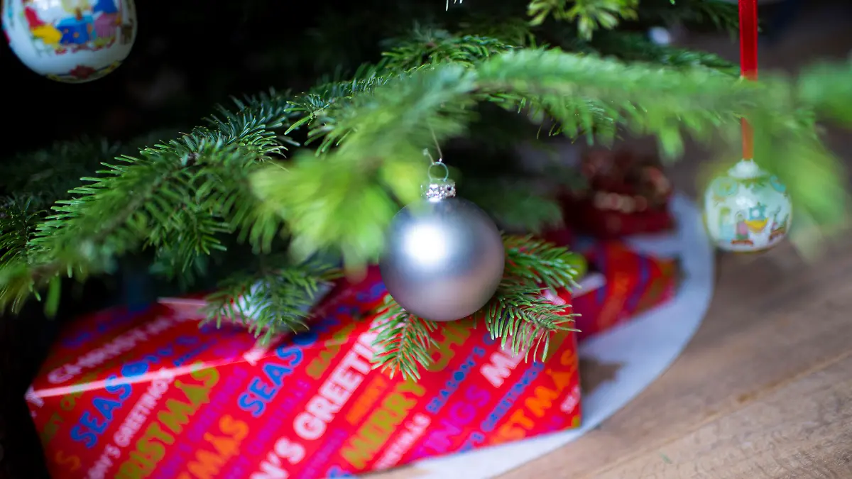 22.12.2020 - Feature Weihnachtsgeschenke: Geschenke liegen unter einem Tannenbaum, die weihnachtlich geschmückt ist. Foto: Wedel/Kirchner-Media