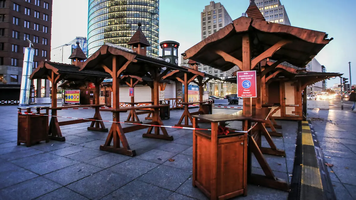Weihnachtsmarkt Berlin Berlin, 20.11.2020: Weihnachtsmarkt am Potsdamer Platz. Gleuhweinstaende und Buden noch geschlossen vor Gebaeude des DB Tower. Im November bleibt der Weihnachtsmarkt zur Eindaemmung der Corona Pandemie im zweiten Lockdown geschlossen. Berlin Deutschland Potsdamer Platz *** Christmas market Berlin Berlin, 20 11 2020 Christmas market at Potsdamer Platz Gleuhweinstaende and stalls still closed in front of the DB Tower building In November the Christmas market will remain closed in the second lockdown to contain the corona pandemic Berlin Deutschland Potsdamer Platz