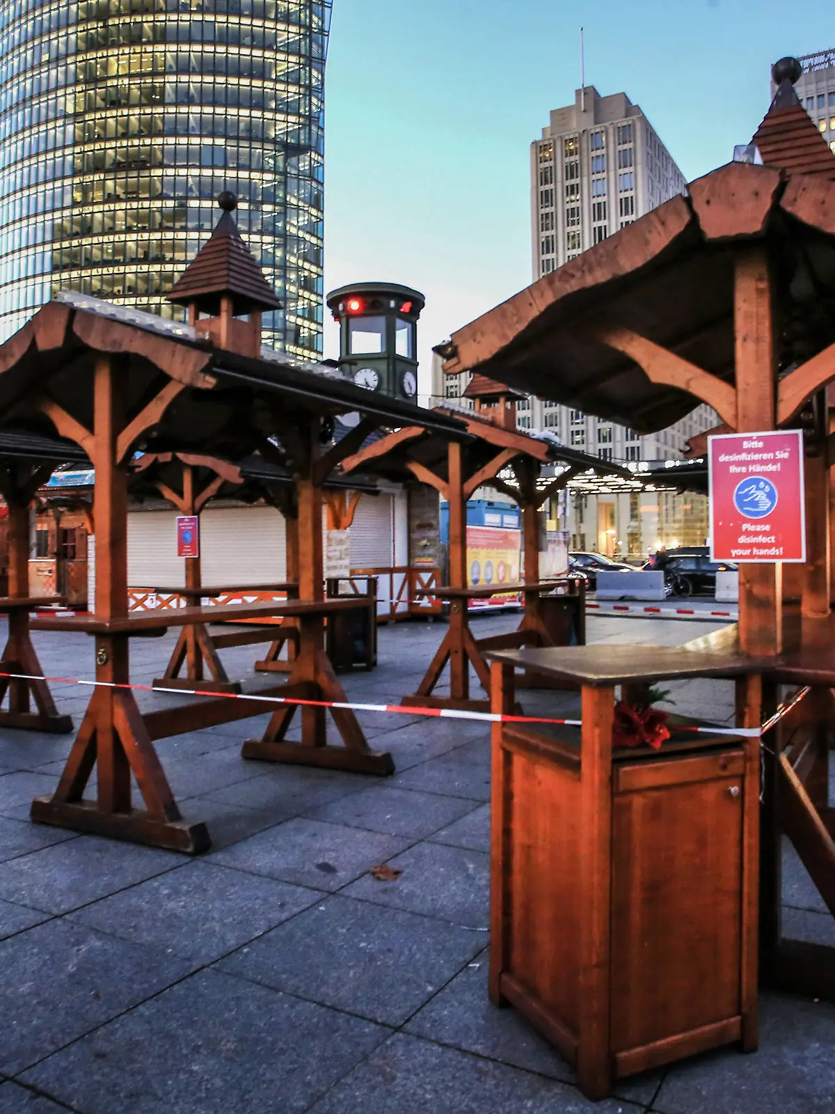  Weihnachtsmarkt Berlin Berlin, 20.11.2020: Weihnachtsmarkt am Potsdamer Platz. Gleuhweinstaende und Buden noch geschlossen vor Gebaeude des DB Tower. Im November bleibt der Weihnachtsmarkt zur Eindaemmung der Corona Pandemie im zweiten Lockdown geschlossen. Berlin Deutschland Potsdamer Platz *** Christmas market Berlin Berlin, 20 11 2020 Christmas market at Potsdamer Platz Gleuhweinstaende and stalls still closed in front of the DB Tower building In November the Christmas market will remain closed in the second lockdown to contain the corona pandemic Berlin Deutschland Potsdamer Platz
