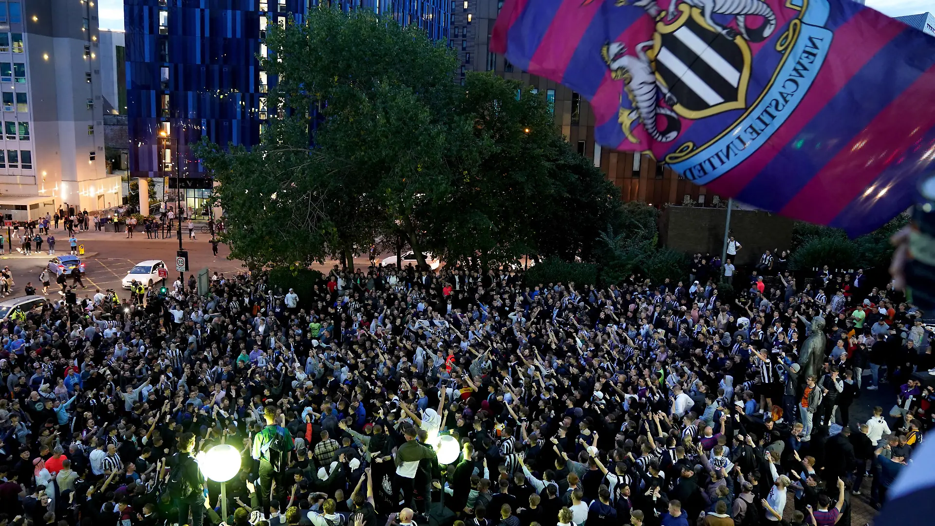 Newcastle United takeover Newcastle United fans outside St James Park following the announcement that The Saudi-led takeover of Newcastle has been approved. Picture date: Thursday October 7, 2021. Use subject to restrictions. Editorial use only, no commercial use without prior consent from rights holder. PUBLICATIONxINxGERxSUIxAUTxONLY Copyright: xOwenxHumphreysx 62927855