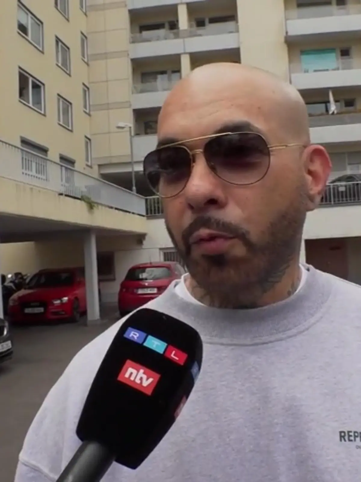 Der hessiche Kultrapper AZAD bringt neue Musik auf den Markt. "Grau" heißt der Track und ist zusammen mit Miami Yacine und Pajel entstanden.