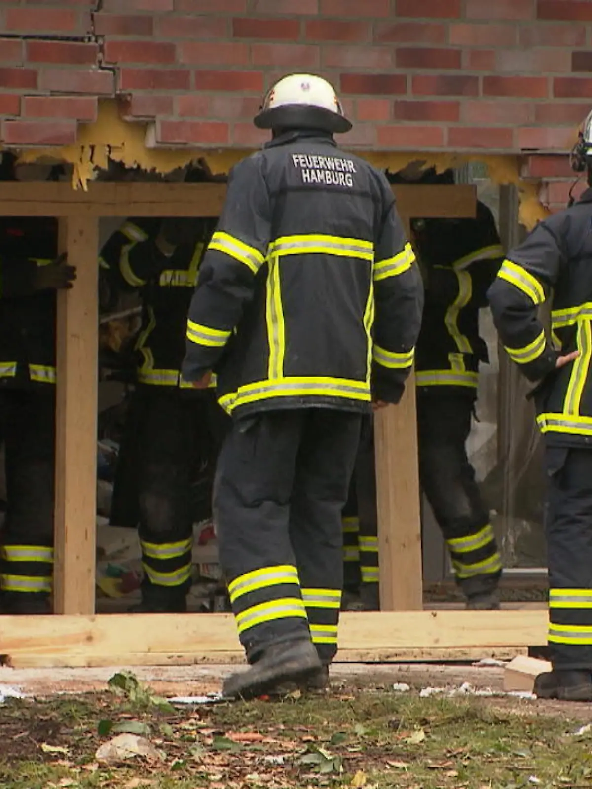 Bild zu: "Seniorin kracht mit Auto in Hauswand"